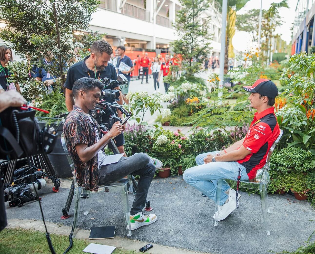 Spotted in Singapore! ๐ธ๐ฌ๐ธ๐๏ธ Custom painted shoes for F1 journalist Lawrence Barretto which change color when theyโre exposed to UV light! ๐
Photo credits: @jamespbearne
#singaporef1 #customshoes #maisonmarone #uvchangingcolor #customnikes #f1 #singaporegrandprix #charlesleclerc #fernandoalonso