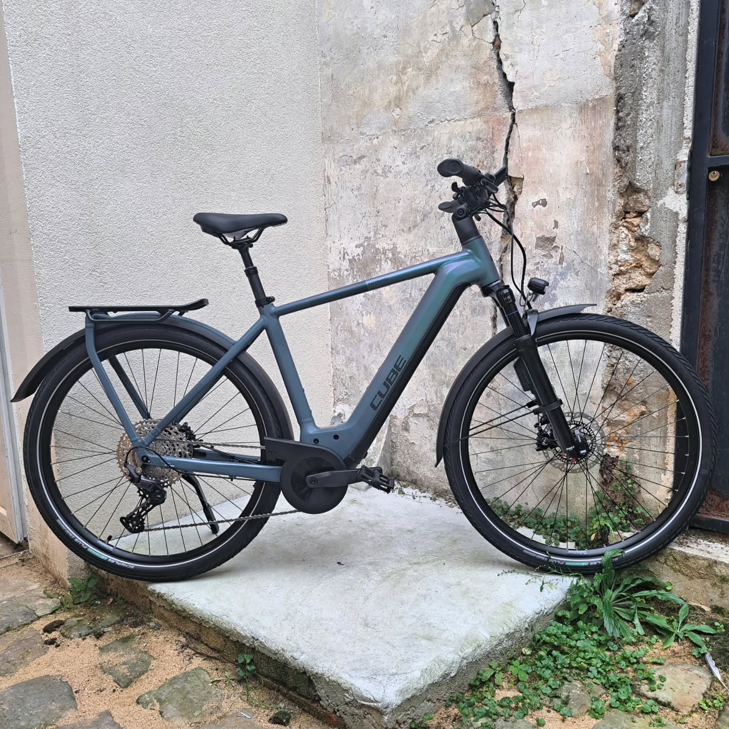 Livraison client à venir 🤙
Voici, en toute simplicité, le plus puissant et le mieux équipé des VAE tous chemins de la gamme Cube ✨️
On y trouve même l'ABS !
✅️ Cadre Alu Superlite à batterie et cablerie intégrés
✅️ Freins à disques Magura MT C 4 pistons + ABS (180/180)
✅️ Moteur Bosch Performance CX 85Nm, batterie Bosch Powertube 750 wH
✅️ Transmission Shimano deore 12 vitesses
Un client de plus qui va se régaler sur un vae d'exception 👌
@cubebikes_fr @boschebikesystems @magura_bicycle
#vtc #vae #cubebikes #cubekathmandu #bikecommuter #discbrake #shimanodeore12v #verriereslebuisson #pourmonvelo #premiumbikes #cubeebikes