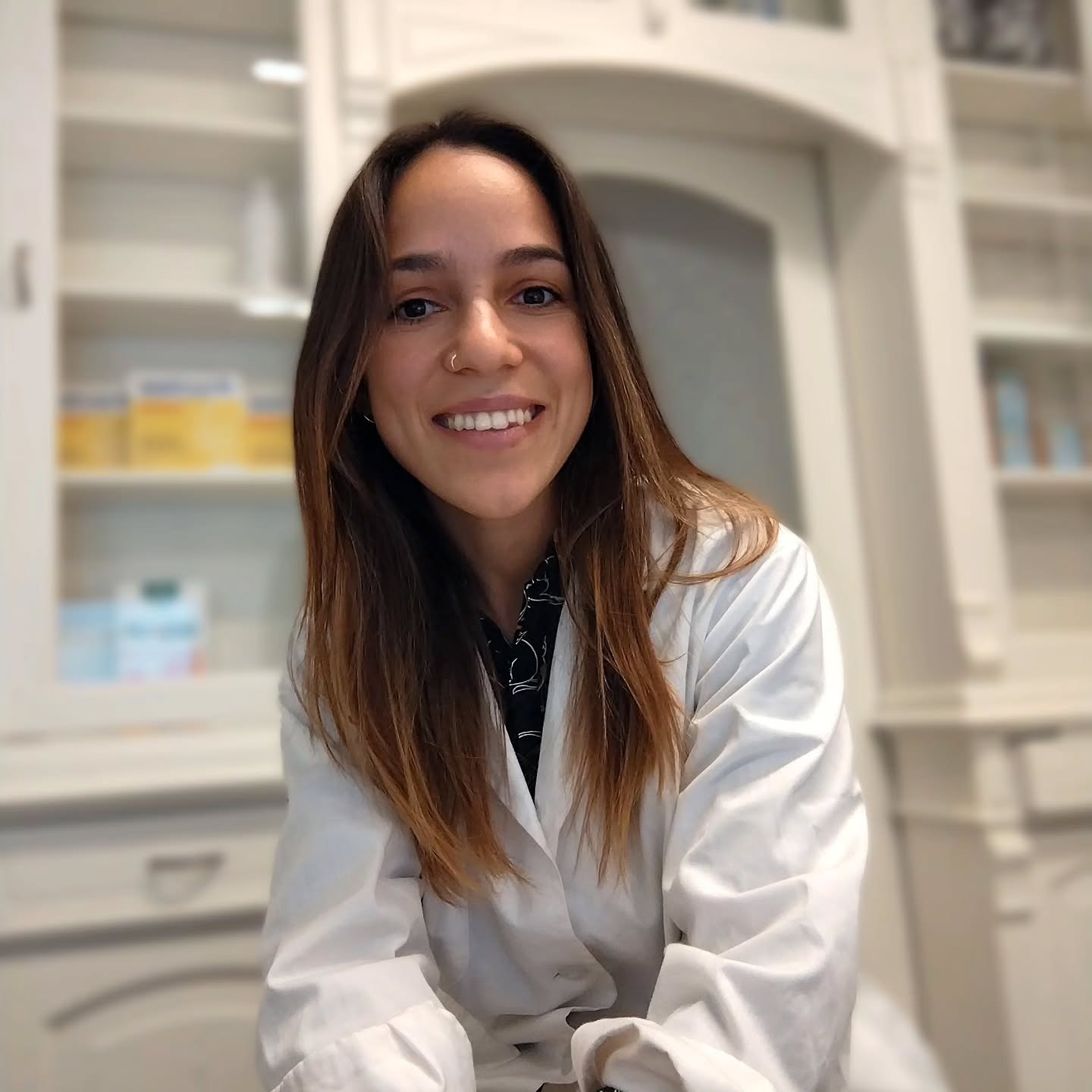 Buongiorno 🌞
Iniziamo con le presentazioni! 🎤
👩🎓Mi chiamo Silvia Urbani e sono una dietista nutrizionista.
Nel 2018 mi sono laureata in dietistica, laurea già abilitante per lo svolgimento della professione, ho deciso poi di completare gli studi con la laurea magistrale in Scienze dell’Alimentazione.
👩🔬 Dal 2021 lavoro come libera professionista, collaboro con farmacie e studi medici a Jesi e Montecarotto, e dal 2022 faccio parte dell’equipe multidisciplinare della Residenza Villa Oasi, prima residenza nelle Marche per il trattamento e la cura dei Disturbi del Comportamento Alimentare.
Per maggiori informazioni visita il mio sito
www.dietistaurbani.com