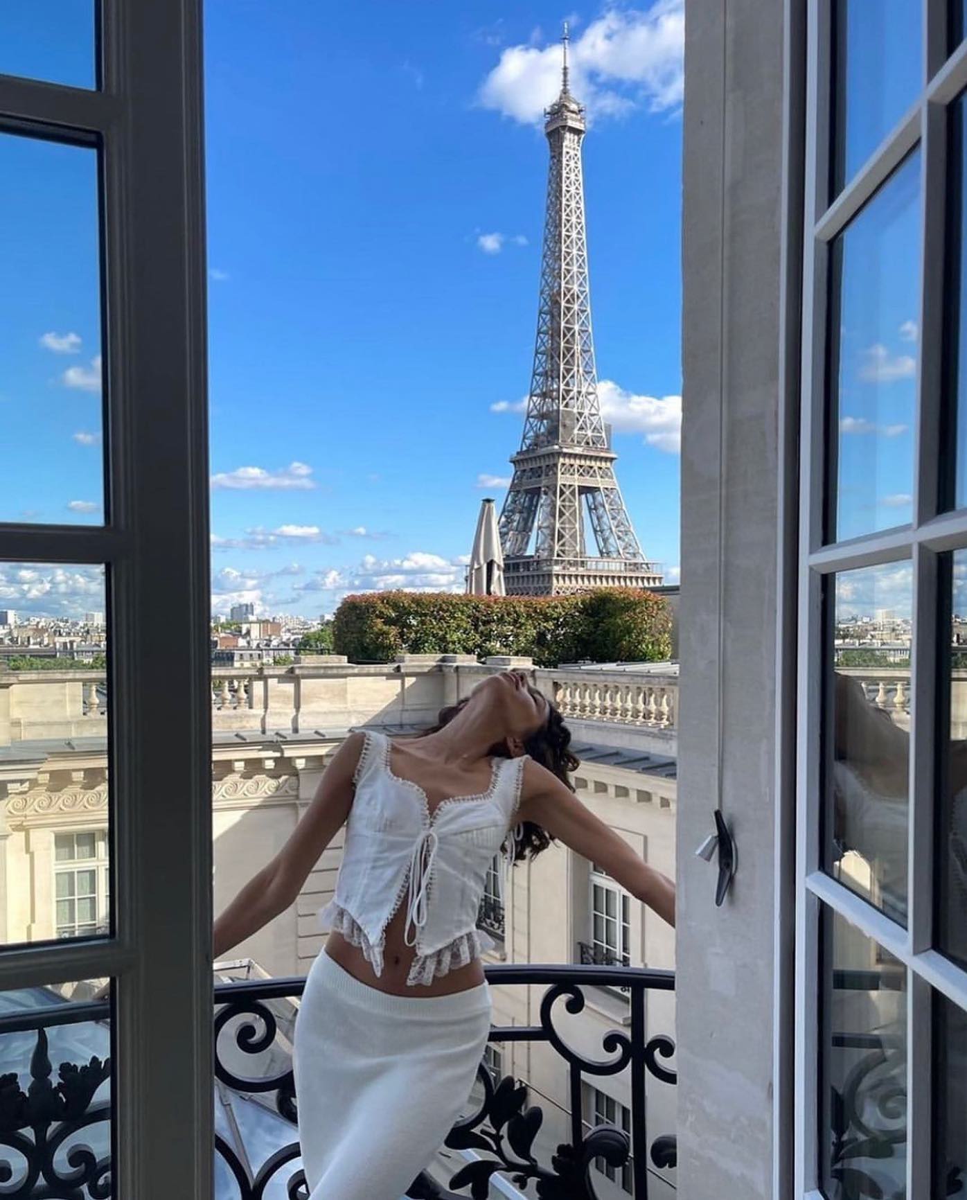 Good Morning Paris!
📸featuring @serenajjean in @faitparfoutch
The spotlight is on October 2nd #ParisFashionWeek