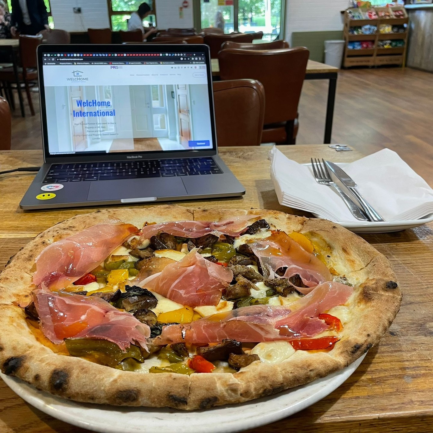 Always at work! But with a good pizza on the side!!!
#puttintheparkbattersea #batterseapark #propertyfinder #welchomeinternational #london