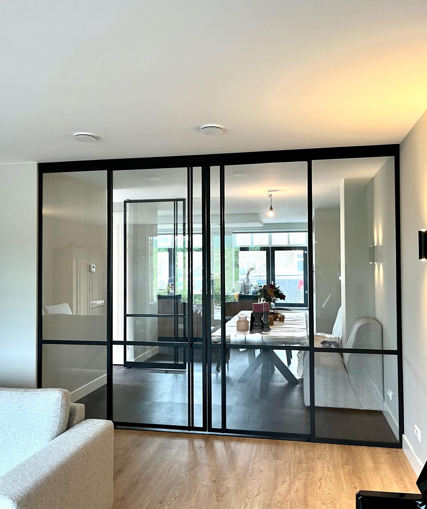 In HI-Ambacht hebben we deze schitterende stalen deuren geplaatst. Voorzien van akoestisch veiligheidsglas SoundControl, softclose systeem en een mat zwarte poedercoating. Strak maatwerk!🤩
#stalendeuren #schuifdeuren #steel #glasses #taatsdeur #binnen #deuren #woonkamer #livingroom #inspiratie #design #interiordesign #luxury #art #zuidholland #hendrikidoambacht #maatwerk #interieur #wonen #nieuwbouwhuis #wesselssteelworks