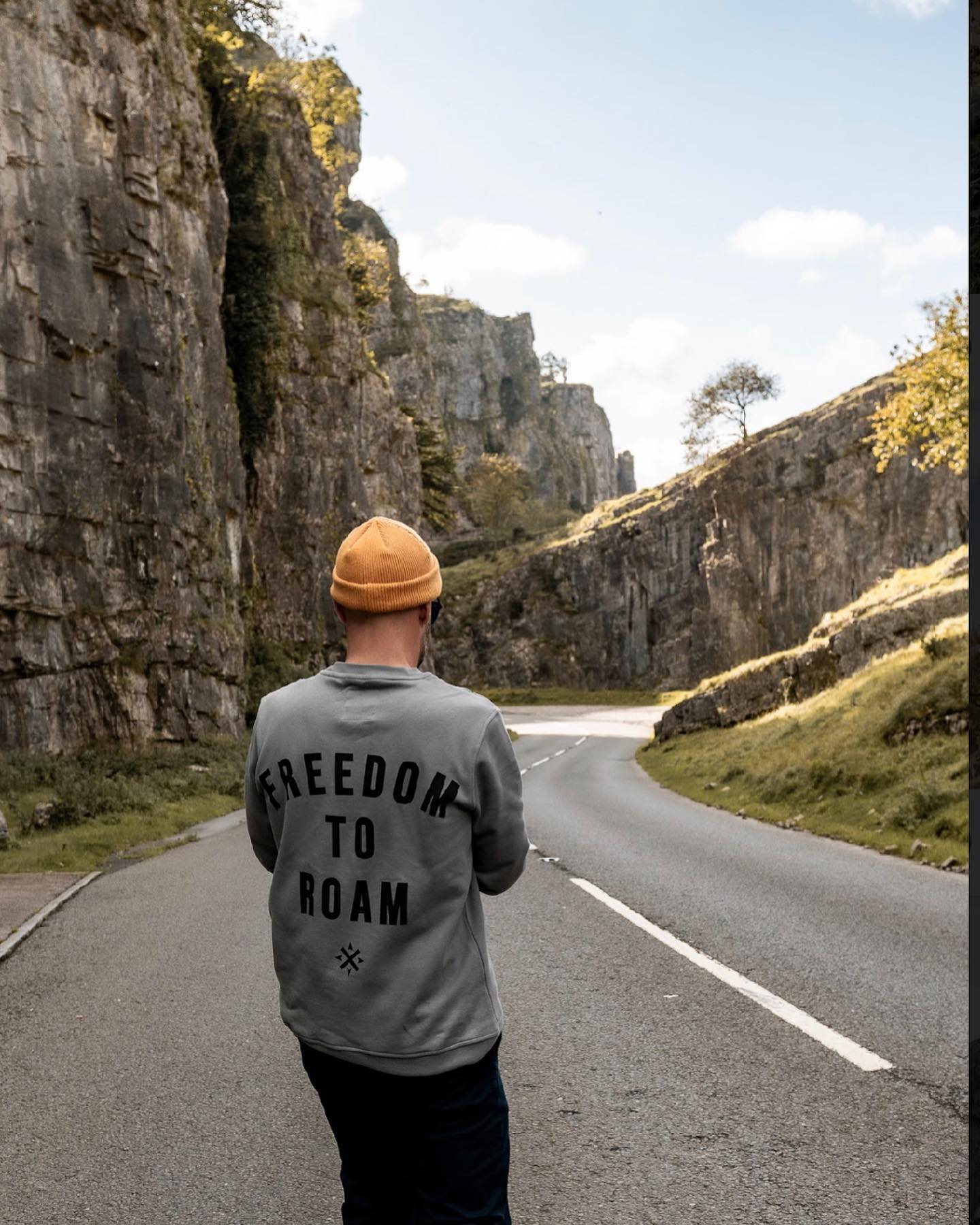 Our friend @rich.trails rocking the Freedom to Roam sweatshirt. Perfect for hiking, exploring or on the trail
#trailrunning #trailrunninglife #cheddargorge #freedometoroam #visitbritain #trailadventure #cheddargorgeous #travelbrand