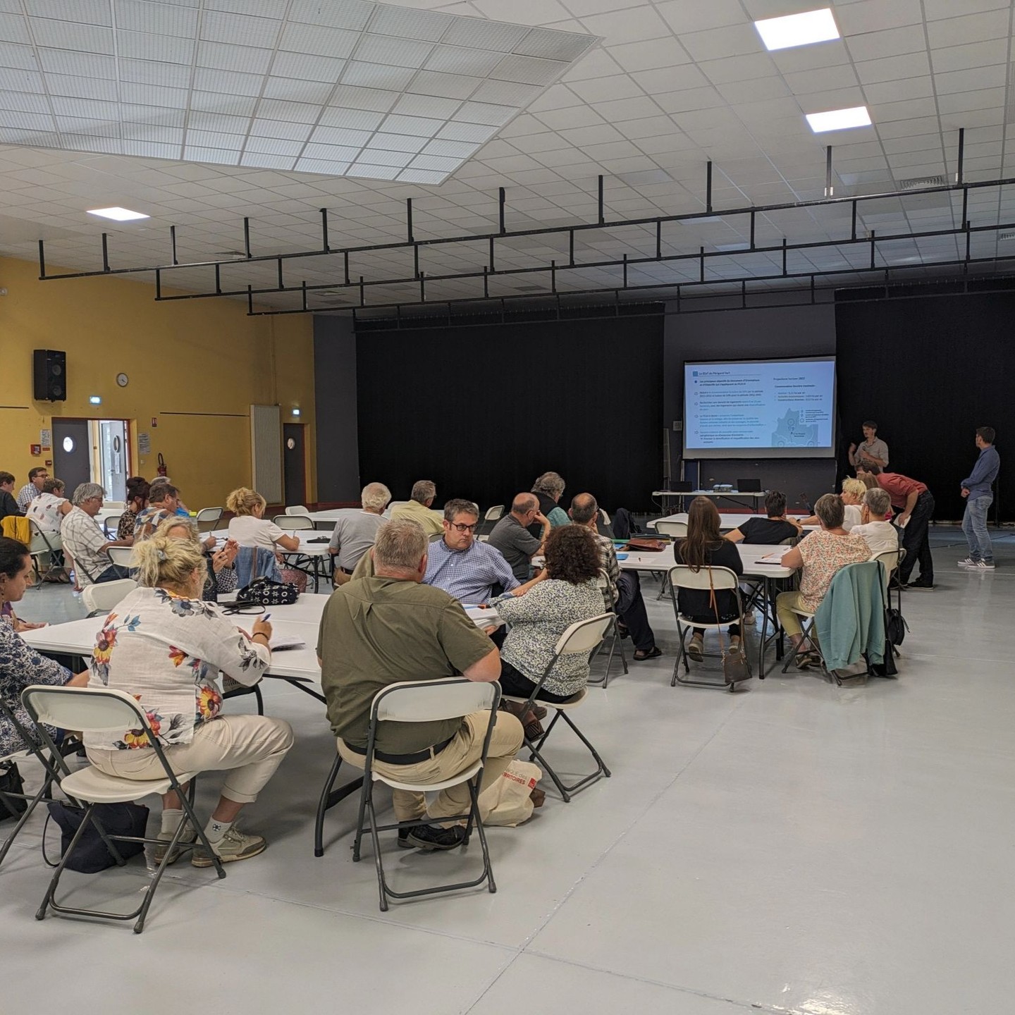 L'équipe Espace Ville de Nouvelle Aquitaine et FGn Conseil viennent de passer deux jours intensifs de terrain avec les élus et techniciens de la communauté de communes du Périgord Nontronnais pour parler PLUI-H. Un sujet qui animera les débats de ces prochaines années.
📚 Pour certaines communes, passer d'une carte communale à un PLUI-H n'a rien d'anodin. Un temps de formation a été utile pour présenter à la fois les attendus et les limites que peut rencontrer un document de cette envergure (législation, documents cadres...).
⚓ Rassembler les communes et l'EPCI autour de la table, sous le format de groupes de travail, a été l'opportunité d'échanger en toute quiétude sur les enjeux du territoire auxquels les communes sont confrontées au quotidien.
Des rencontres aussi intéressantes que vitales pour appréhender le territoire et préparer les élus, techniciens à définir leur territoire de demain. Tout cela ensemble, bien sûr.
#plu #plui #perigord #dordogne #urbanisme