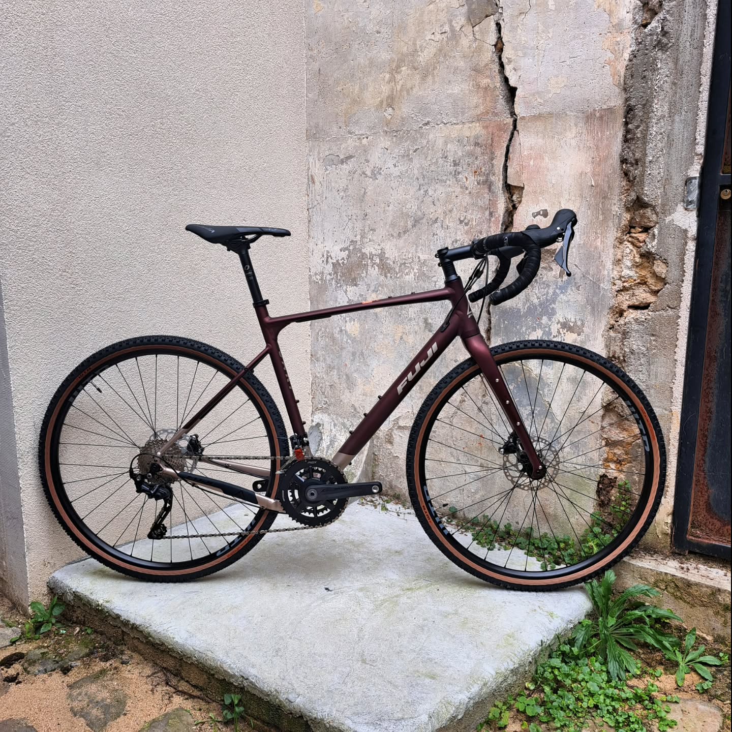 Le tres beau Fuji Jari 1.3 GRX !
1899€
Un gravel performant, utile et polyvalent ✨️
✅️ Cadre alu A6-SL Super Butted, fourche carbone C10 monocoque
✅️ Transmission GRX 400 2 × 10v
✅️ Freinage hydraulique à disques
✅️ Visserie complète pour montage d'accessoires ou de bagagerie
Magnifique dans sa couleur acajou mat 👌
#gravelbike #newbikeday #fujibikes #grx400 #adventurebike #verriereslebuisson #pourmonvelo #travelbike