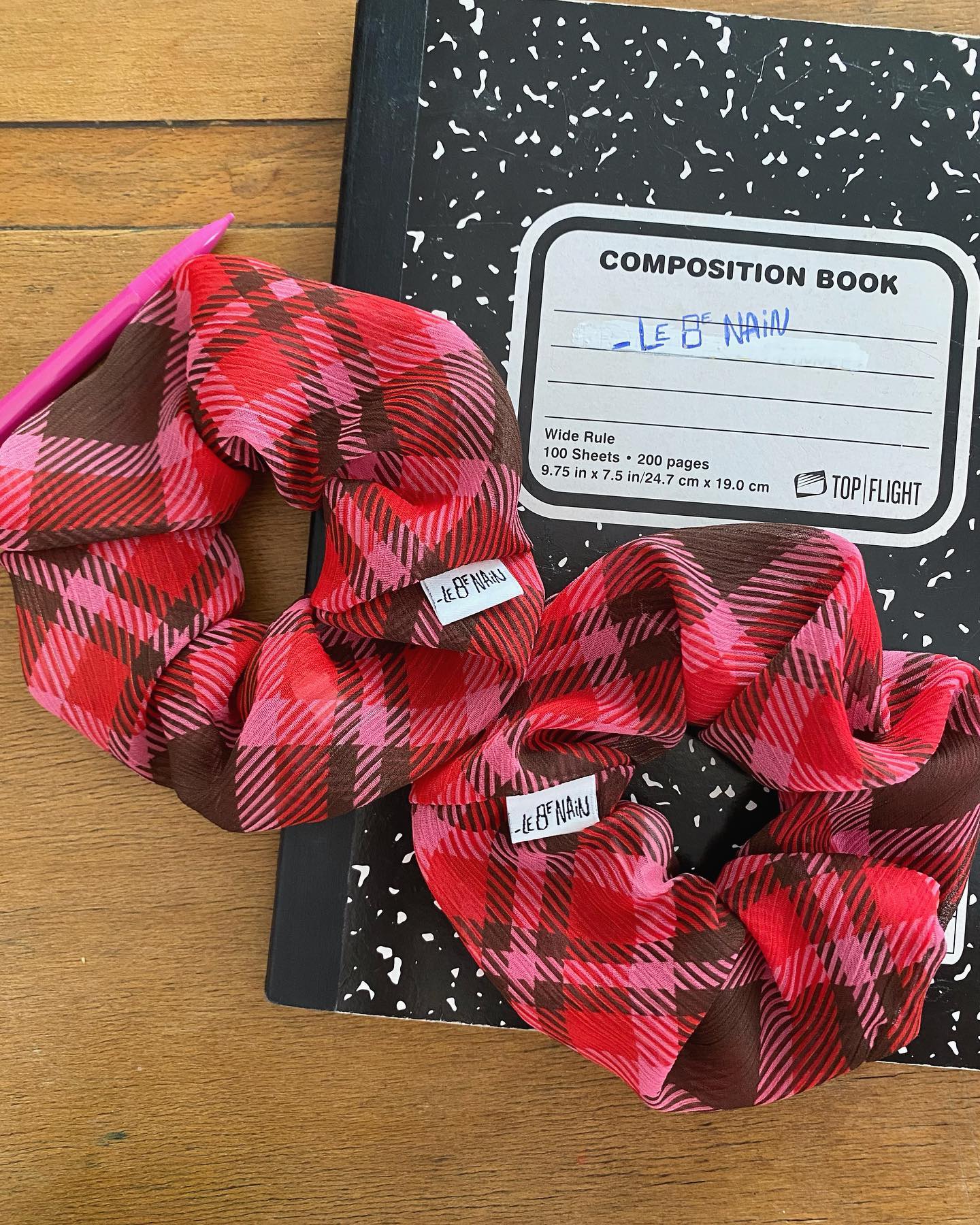 Une séléction de chouchoux à carreaux des plus automnales est disponible!
On craque pour ce tartan en mousseline transparent rosé 🍂
🧚🏼♀️ Le Huitième Nain récupère des chutes de tissus d’entreprises pour éviter le gaspillage de l’industrie textile, et minimiser l’empreinte écologique créée par la production de tissu! 100% des bénéfices seront reversés à un organisme qui oeuvre pour la protection et le nettoyage des océans! 💙