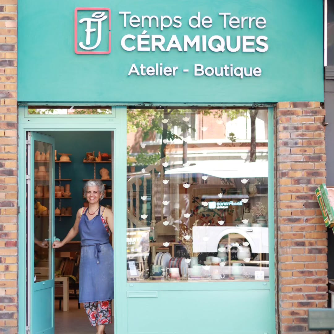 Bonjour à tutti ! 🌞
Petite présentation :
Je m'appelle Fernanda, j'ai 47 ans et je suis née à São Paulo.
Enfant, j'aimais chanter "La vie en rose" en écoutant Edith Piaf, sans comprendre un mot de français et sans avoir la moindre idée de qui était cette grande dame. Je passais mon temps sur un petit vélo à trois roues et à concocter des petits plats avec des herbes folles trouvées ici et là, heureusement sans jamais m'empoisonner !
À l'adolescence, j'ai découvert ma passion pour le théâtre, et pendant près de 20 ans, j'en ai fait mon métier. J'ai été comédienne. J'ai beaucoup voyagé, notamment en France, avec une compagnie de théâtre itinérant, et j'ai eu le bonheur de partager des histoires magnifiques et de rencontrer des publics exceptionnels.
Puis, à l'approche de la quarantaine, quelque chose a changé. Une sorte de fatigue émotionnelle m'aenvahie, m'empêchant de me projeter.
J'ai suivi un cours de tournage avec Annie Fourmanoir, une grande dame de la céramique, la dernière céramiste parisienne à posséder un four à gaz ! J'ai été bouleversée, secouée, émue. Les sensations étaient fortes, notamment celle de tout rater, mais surtout la sensation que tout cela m'attendait, qu'il y avait là quelque chose pour moi, quelque chose à creuser, à chercher, à apprivoiser.
La terre est pour moi un refuge car elle a son propre temps, plus lent que celui de notre trépidante société. A l'atelier, le monde tourne à la bonne vitesse.
La terre est également un apprentissage qui va au-delà des techniques. Elle nous confronte à nos limites, met notre patience à l'épreuve et nous enseigne l'humilité. Le chemin est long et j'avance à petits pas, entre maladresses et petites victoires, des jours avec, d'autres sans.
J'aime chérir la terre que je travaille, la transformer en objets qui prendront place dans votre vie, apportant de l'émotion à vos rituels quotidiens.
Je me sens extrêmement chanceuse d'avoir eu, pour la deuxième fois dans cette vie, l'opportunité de transformer une passion en métier. Surtout, je ressens une immense gratitude, car sans vous, rien de tout cela ne serait possible.
Alors, recevez, au plus profond de votre cœur, un énorme merci ! 💕
.
.
.