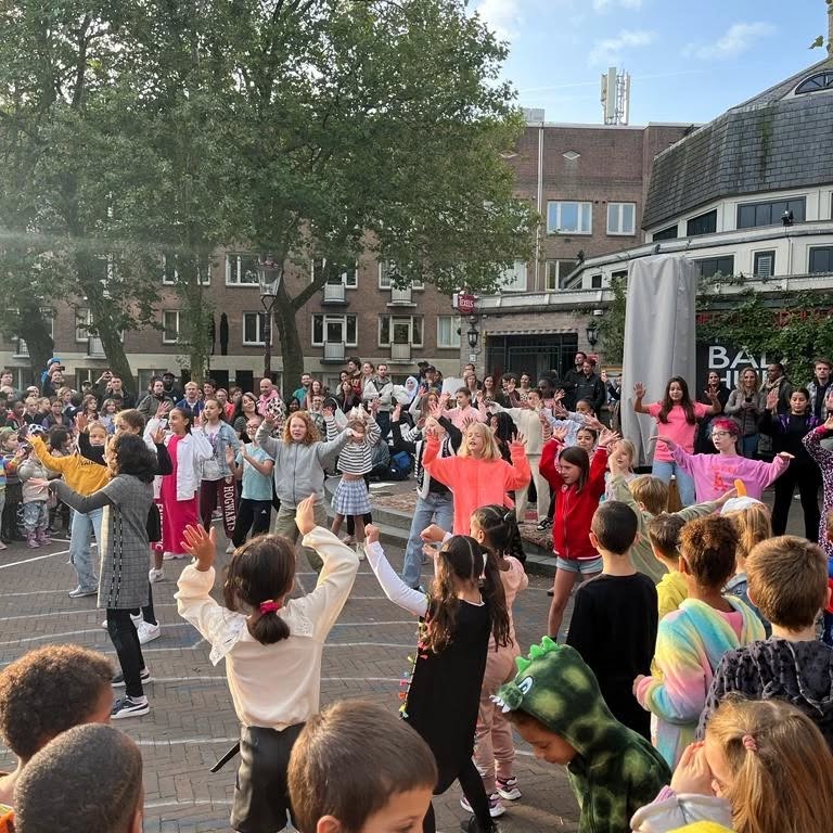 Wat een fantastische opening van de Kinderboekenweek! Het thema "Bij mij thuis" hebben we vanmorgen geopend met een spetterend dansoptreden. 📚🕺