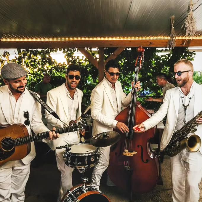 How it starts ➡️ How it ends 💃
•
#thestrikes #wearethestrikes #lošinj #croatia #privateparty #privateevents #luxuryevents #suits #strollingband #roamingband #guitar #doublebass #contrabass #drums #saxophone