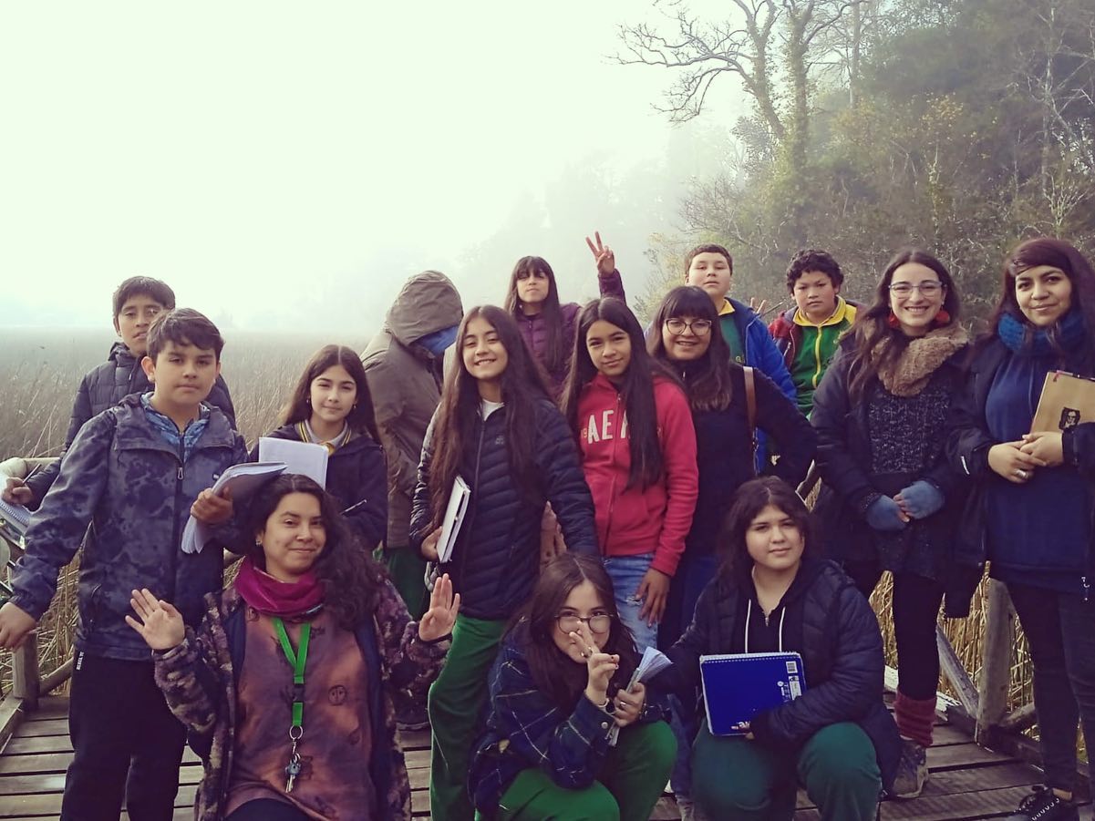 GATOPERRO va con todo 😸🐶!
Esta semana, nuestra querida @mayowender fue con un grupo de la Escuela El Bosque a una visita guiada al @parqueurbanoelbosque 🌿 en busca de inspiración para desarrollar textos poéticos para la revista.
¡Qué ganas de leer los versos escritos por los niños y niñas tras su paso por el bosque y el humedal! @escuelaelbosque
Gracias amigues del@@parqueurbanoelbosque por recibirnos 💚