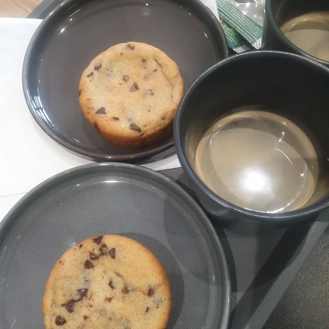 L'ÉTÉ INDIEN 😎
1. Petit-déjeuner gourmand en terrasse avec un exquis café de spécialité @kultivar_cafe_nantes ☕
2. 3. 4. 5. 6. 7. Prestas traiteur pour l'anniversaire de P. Et le pot de départ en retraite de A. Notre job : faire décoller les papilles de vos invités et les vôtres sans que vous n'ayez à lever le petit doigt. Votre job : profiter et vous créer des souvenirs pour la vie ! 👩🍳🥳
8. 9. Les petits goûters pour avoir un moment à soi, papoter entre amis ou en famille, profiter que bb dorme dans sa poussette, goûter son premier kombucha @atika.bio , attendre un rendez-vous, attendre son grand qui passe le code...il y a toujours une bonne raison pour un bon goûter mais en a-t-on vraiment besoin...d'une raison ?! 🍪🍫
10. Plume tout nu...mais pas pour très longtemps...stay tuned !
.
.
.
.
.
.
.
.
.
.
.
#traiteur #gouter #cookies #cafedespecialite #cafedespecialité #nantesmaville #kombucha #gateauchocolat #citronnade #théglacé #AuBonEndroit