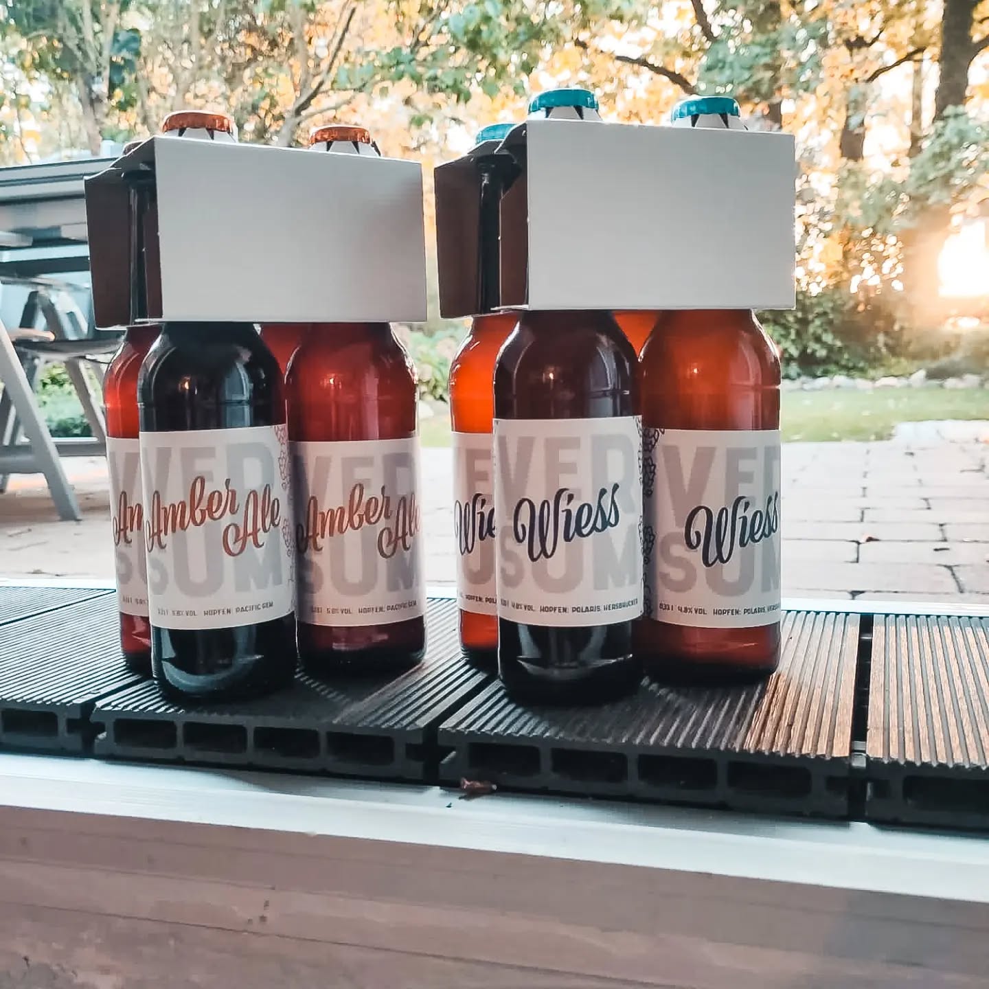 Wir haben für euch wieder Flaschenbier abgefüllt! 🍻Unser VerSum Wiess und unser VerSum Amber Ale können im praktischen 4er Träger (sortenrein) ab sofort jeden Donnerstag von 16:00-18:00 in unserer Geschäftsstelle in der Heinsberger Str. 21 in 50181 Bedburg erworben werden. Falls ihr Donnerstags keine Zeit habt, könnt ihr uns auch eine E-Mail an info@brauerei-versum.de schreiben, um auch an anderen Tagen die 4er-Träger zu erwerben. Nur solange der Vorrat reicht. 🍻🍻