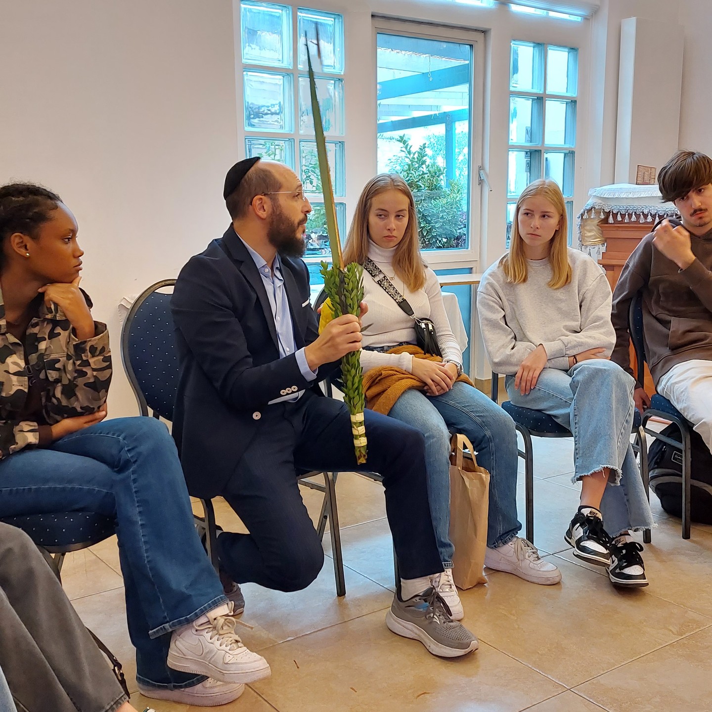 Les Ă©lĂšves de l'Ă©cole secondaire de l'Institut Sainte-Marie Huy est venu nous voir afin d'en connaitre davantage sur les dĂ©tails du judaĂŻsme et ses merveilles historiques. L'activitĂ© Ă©tait centrĂ©e sur la fĂȘte de Sukkot et les Ă©lĂšves ont pu voir de prĂšs la Torah! C'Ă©tait une aprĂšs-midi fructueuse đ