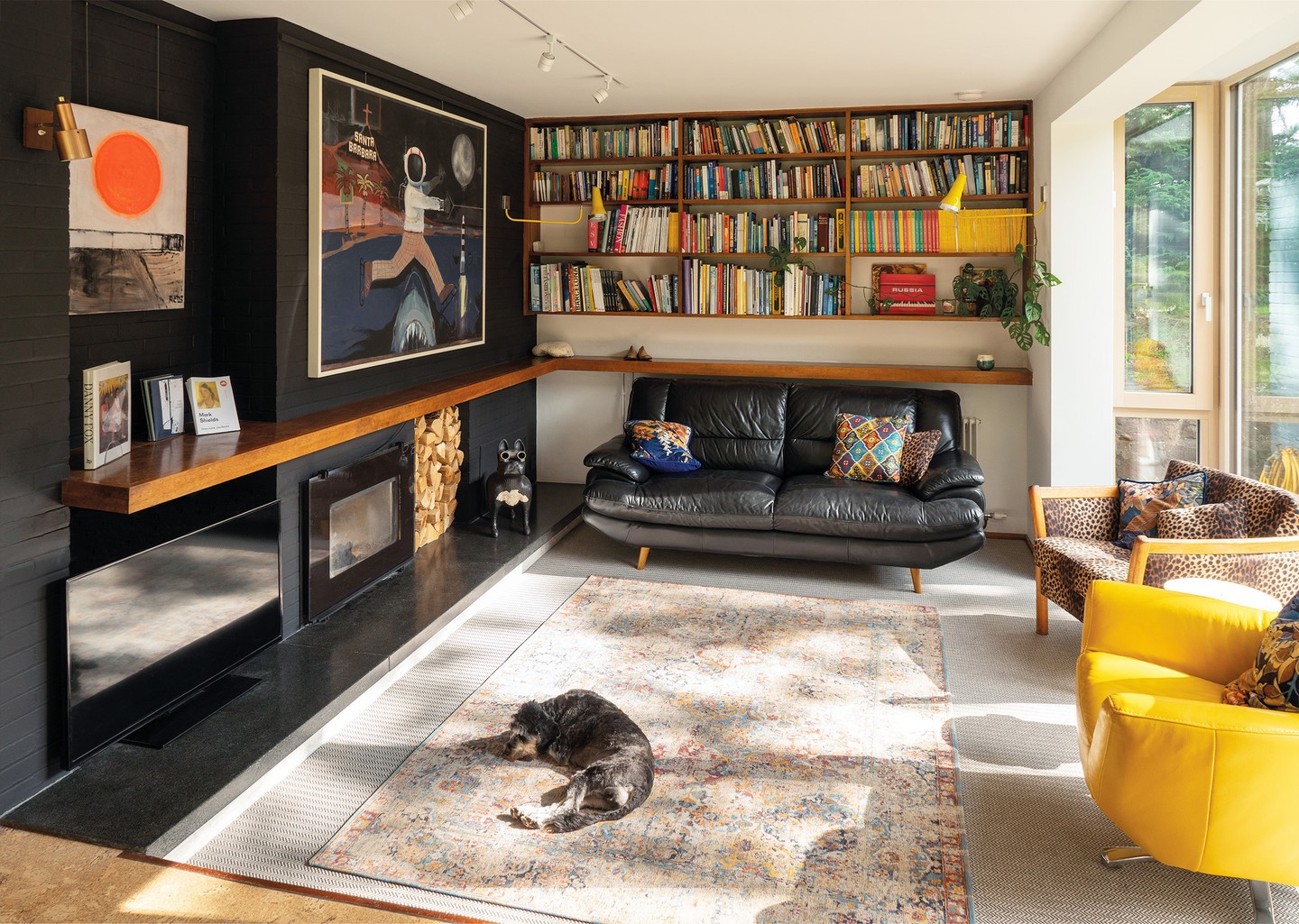 We've modified to an off-black on this internal wall. We wanted something strong (like the previous navy) but it had to be neutral enough to work with a range of artwork… RAL 9004… new artwork coming soon (link in the bio for more details about the coming exhibition ;-) #black #ral9004 #interiordesign #midcentury #midcenturymodern #midcenturyhome #contemporaryart #galleryhome