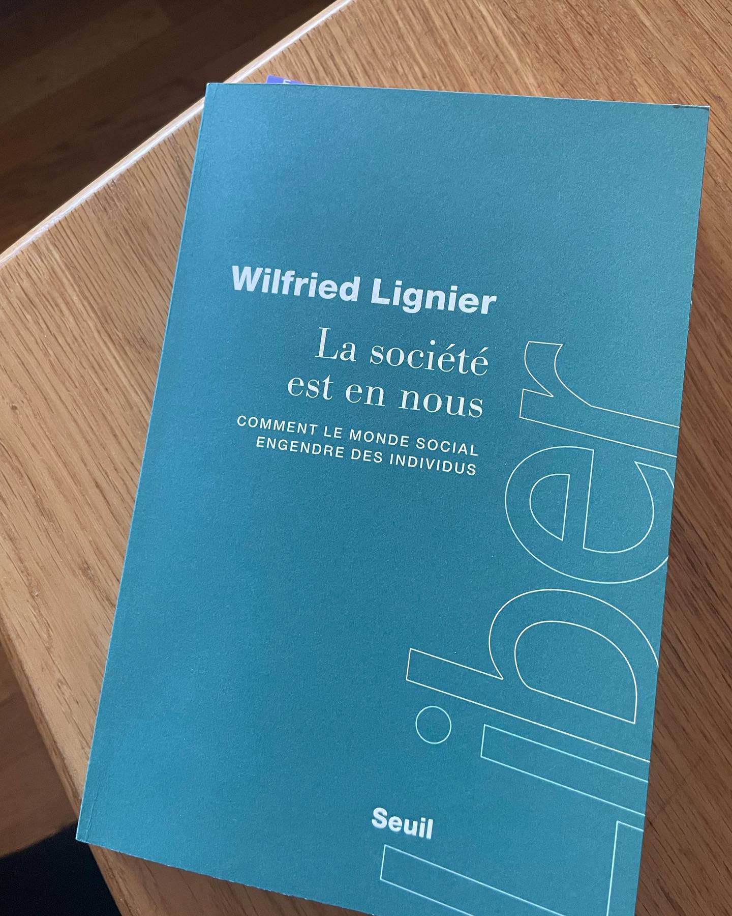 Lire de la socio, de temps en temps et pour longtemps. Une lecture comme celle-ci vous guide et vous poursuit, comme une douce lumière éclairante. C’est le pouvoir des sciences humaines : elles témoignent et transmettent des réalités essentielles à nos réflexions et à nos décisions stratégiques. Même, et je dirai surtout, en stratégie de marque et marketing.
Ici, Wilfried Lignier invite à penser « comment, à tous les âges de la vie, la société nous donne une forme et un contenu, et nous situe ce faisant les uns par rapport aux autres. »
« Un anti-manuel de développement personnel », pour l’instant tout aussi puissant que pertinent.
Lecture en cours.
Extraits pour vous plaire, je l’espère 🙂
📚 Bonnes lectures à tous !
@editionsduseuil
#wilfriedlignier
#collectionliber