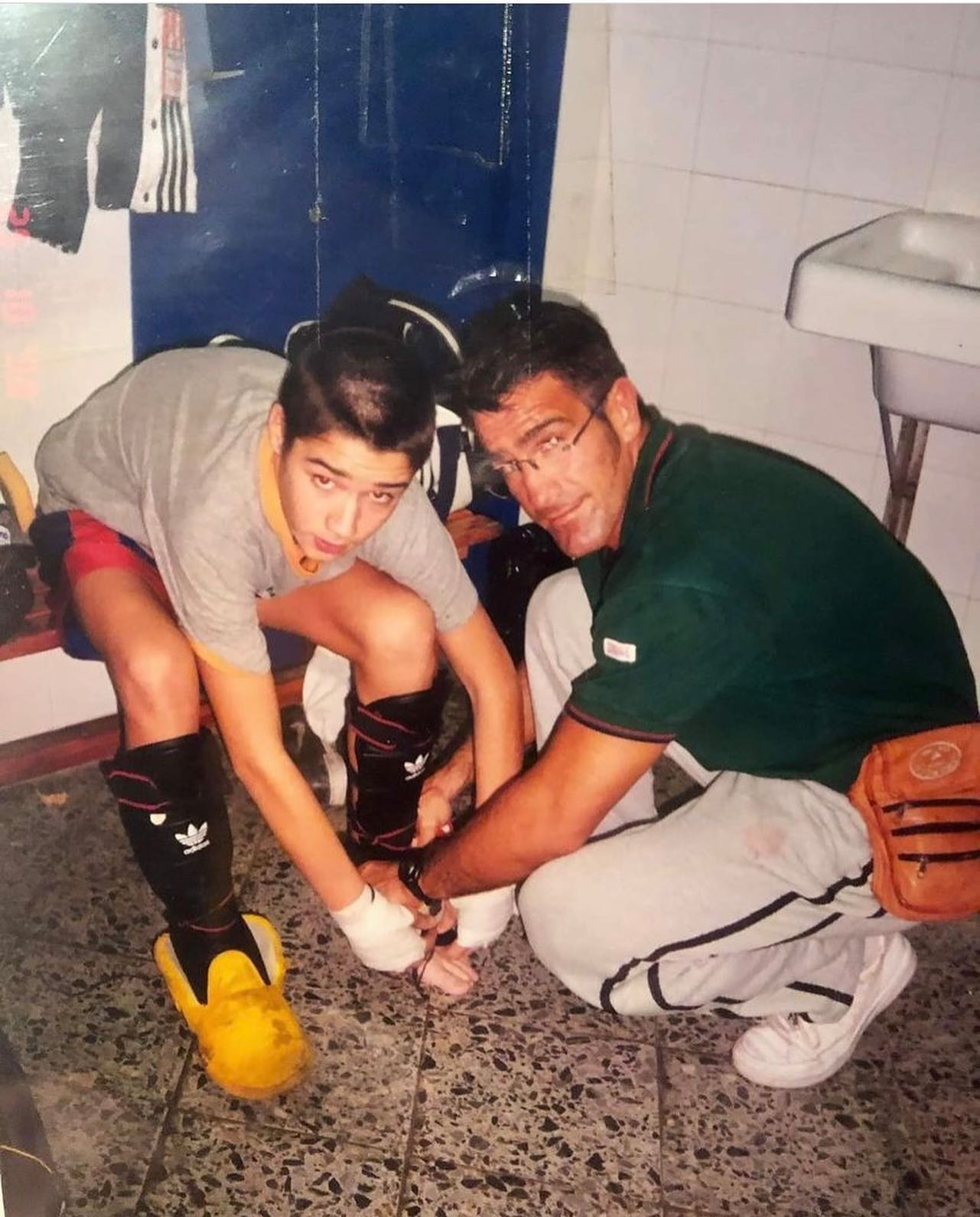 La primera vez que entre en el @team_moya_tmb encontré a mi familia y todo empezó a tener un sentido en mi vida El destino me guió al buen camino y gracias a él, le esteré eternamente agradecido y su mujer Queralt, Carmen madre de Xavi, sus hijos Xavi, Lucas y Judhit
Carma que tantas mañanas hablábamos de la vida. Y toda la familia del Rogent. Por que al final de todo…
La sangre te hace pariente, pero la lealtad crea familias.
Xavi nunca te olvidare