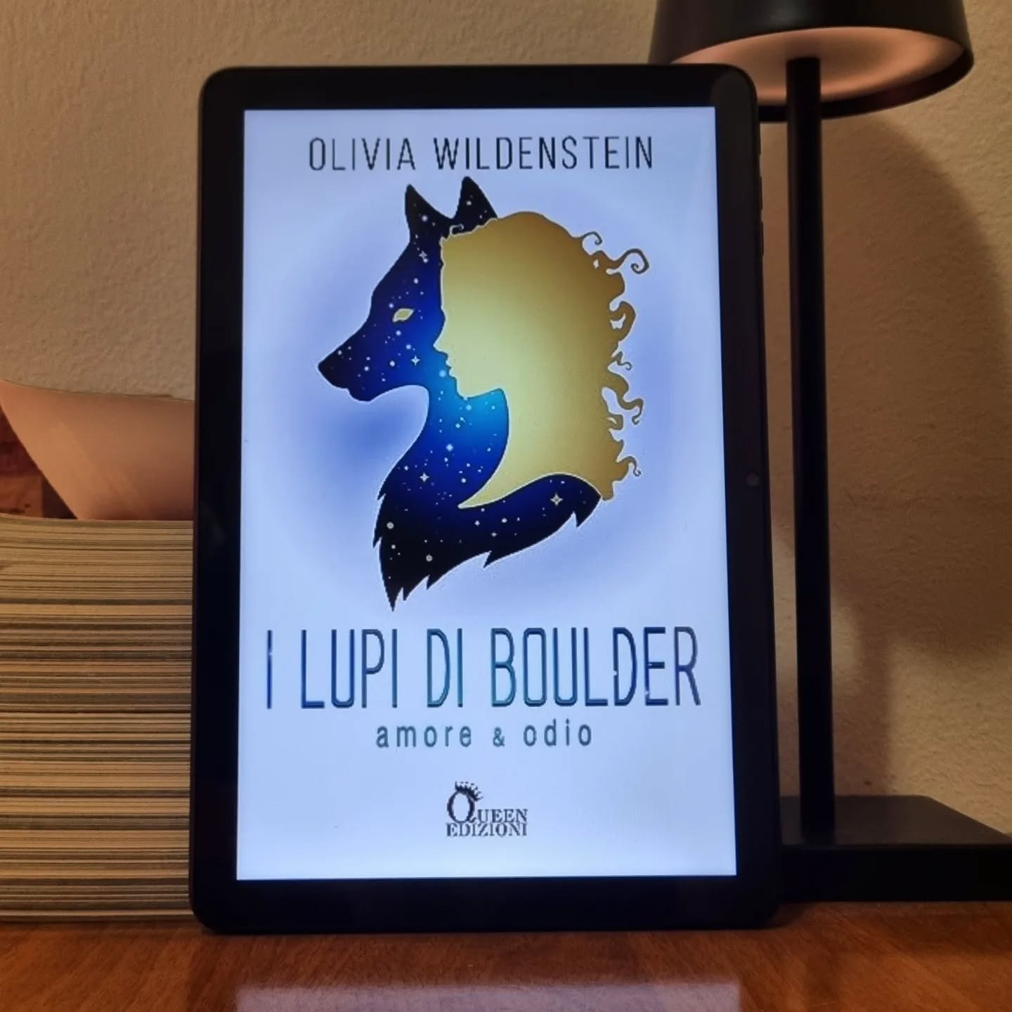 In #collaborazione con @queenedizioni , oggi vi parlo dell'ultimo volume della saga de I lupi di Boulder: "Amore e Odio" di Olivia Wildenstein, pubblicato il 29 Settembre 2023.
Ness si è offerta come volontaria, come secondo di Liam, contro la spietata Cassandra, Alfa del branco dei Creek, e Justin, il suo secondo in comando. Praticamente dovrà arbitrare lo scontro che decreterà chi sarà l'Alfa dei branchi dei Boulder, dei Creek e dei Pine, e chi dall'altra parte soccomberà alla morte. Nessuno è contento di questa iniziativa da parte di Ness, per primo Liam, ed è proprio lo stesso Liam a obbligarla a rispettare duri orari di allenamento e persino una semplice ma rigida regola: non passare del tempo con il suo compagno, August. Ness sperava di poter superare tranquillamente la distanza da August, la forzata lontananza, ma non è stato così semplice. La giovane lupa si ritrova ad essere contesa tra due uomini mutaforma affascinanti e aitanti, disposti a tutto per lei.
"Il futuro era incerto, e non solo perché eravamo lupi mannari che lottavano per la propria terra e il proprio branco, ma perché non eravamo degli indovini. Eppure sentivo che August sarebbe rimasto al mio fianco anche se non poteva tenermi per mano. La sola certezza che possedessi in quel mondo incerto."
Mi è dispiaciuto molto concludere questa trilogia e penso che farò fatica a lasciare andare i personaggi di Ness, Liam e, anche se meno, August. In questo volume c'è Ness in tutte le sue sfaccettature e fragilità, c'è lei con i suoi dubbi e le sue perplessità, con i suoi sentimenti e i suoi segreti. Possiamo dire che dimostra tutta la sua età, a cavallo tra i diciassette e i diciotto, e sente sulle sue spalle quasi il peso del mondo, a causa della decisione presa sul combattimento con il branco dei Creek. La lupa approfondisce i rapporti con alcuni del proprio branco, come Matt e Lucas, ma si mostra disposta anche a conoscere meglio persone già incontrate, come Amanda, fidanzata di Matt.
Recensione completa sul blog 🌻
#book #bookstagram #libri #books #reading #love #booklover #libro #instabook #supportoprofili #read #photography #leggere #libridaleggere #thebookclubpost #lolanorumascorner