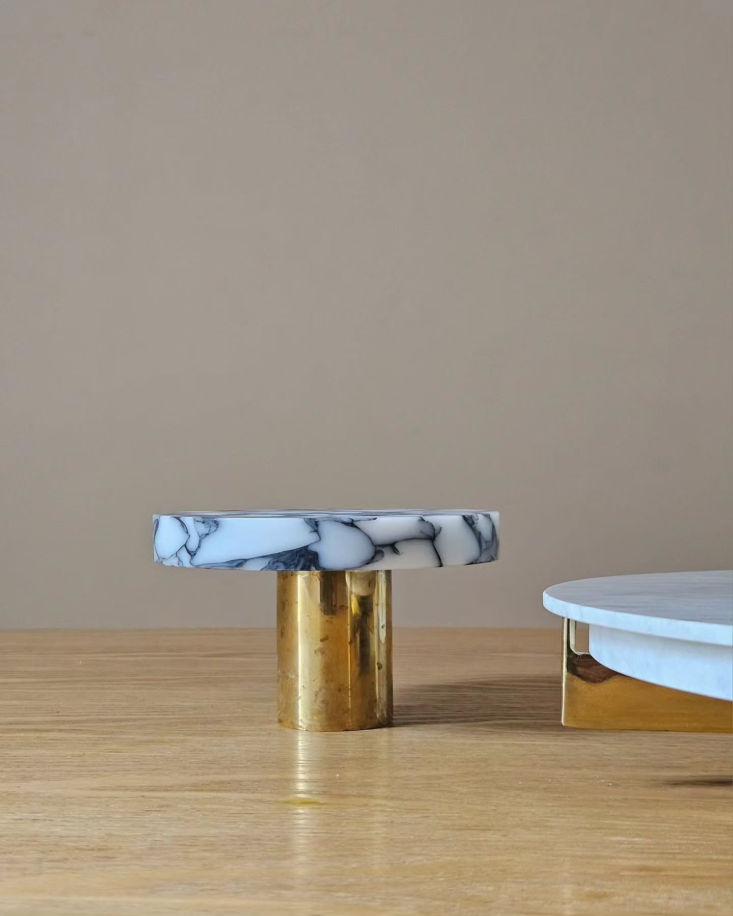 Our little T4 | Cupcake Stand looking tall amongst friends. Great for cupcakes, biscuits and tiny treats🧁
.
The top is made from High Density Polyethylene from recycled chopping boards and plastic packaging by the lovely team @smileplastics ♻️ 100% recycled!!! The base is solid brass and all made in the UK.
.
.
.
#gracesouky #gracesoukystudio #domesticcollectables #domesticcolllectablesII #cakestand #cupcakestand #recycledplastic #smileplastics #christmasgift #entertaining #homeware #tableware #hostesswiththemostess #hostingandentertaining