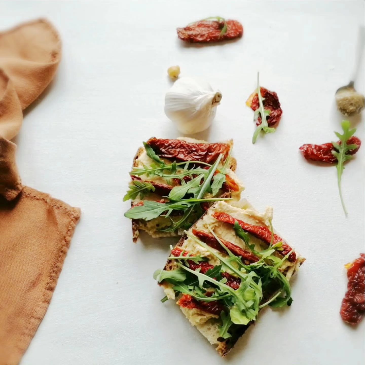 Chi mi conosce sa che mi piace dedicare tempo nelle visite a sottolineare l’importanza di fare pasti completi, magari un giorno riusciremo ad approfondire anche qui questo argomento.
Non dimentichiamoci mai però che la perfezione non esiste: ci sarà sempre quel giorno in cui siamo particolarmente stanchi o andiamo di fretta o il frigo è semi vuoto e nel nostro pasto potrebbero mancare le verdure, o la fonte di proteine o quella di carboidrati, e non succederà nulla.
Focalizziamoci sempre sulla maggioranza delle volte, sulle abitudini quotidiane, e non in quel giorno in cui per x motivi non siamo riusciti a intavolare un pasto come avremmo voluto!
Ecco in foto un esempio di pasto completo, dove troviamo il pane tostato come fonte di carboidrati, rucola e pomodorini secchi come verdure, e l’hummus di ceci fatto in casa come fonte di proteine.
Ovviamente la foto non è rappresentativa delle porzioni adeguate!!
RICETTA HUMMUS DI CECI
Ceci già cotti (circa 150-200g per porzione - variabile a seconda dei propri fabbisogni);
Un cucchiaino di salsa thaina;
Un cucchiaio di yogurt bianco;
Spezie a piacere (es. paprika)
Spicchio d’aglio;
Prezzemolo;
Succo di limone;
Un pizzico di sale.
Frulla insieme il tutto e buona cena!