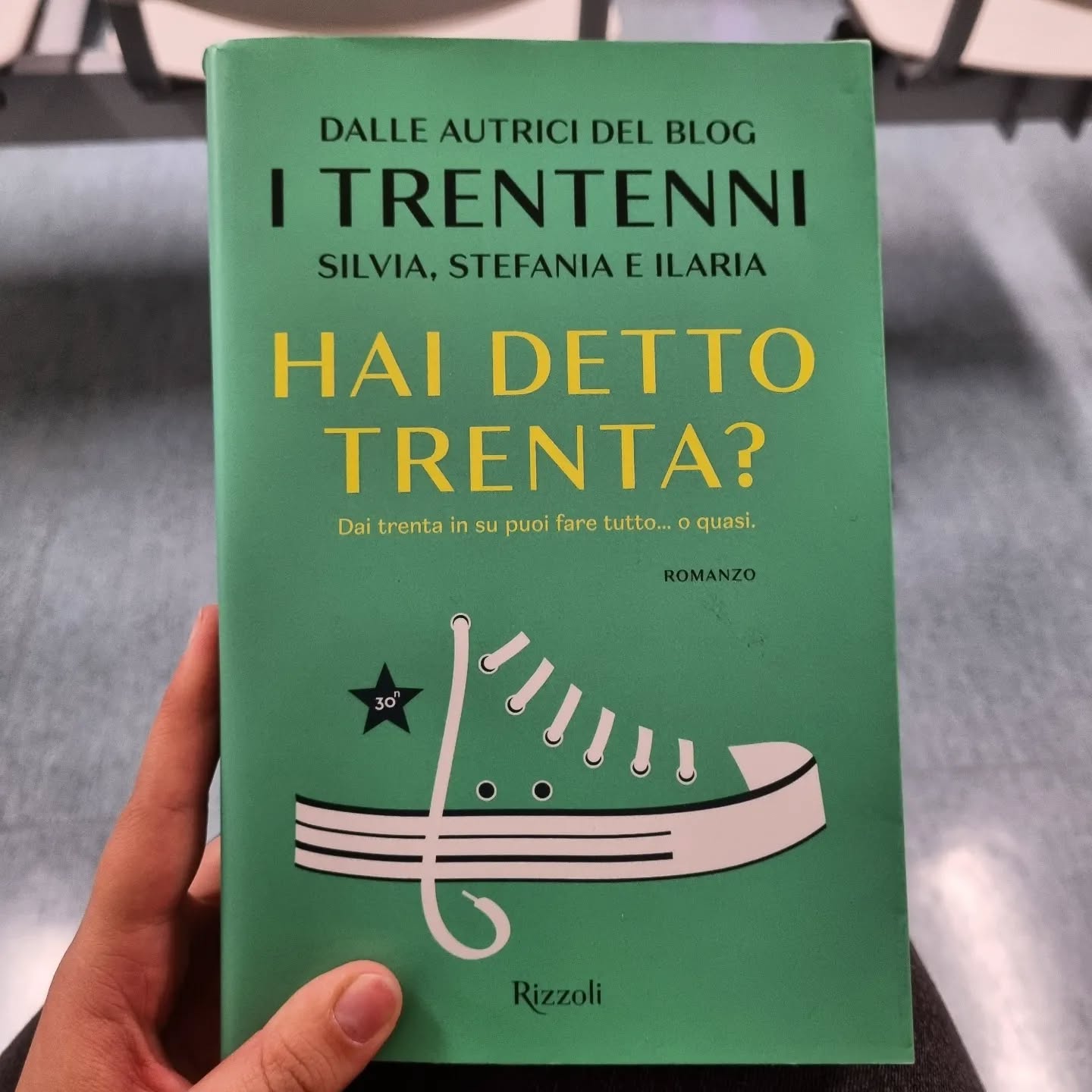 Quale miglior posto di un ospedale per leggere "Hai detto trenta?" 🤣
#book #bookstagram #libri #books #reading #love #italy #booklover #libro #instabook #instagood #bookclub #supportoprofili #read #photography #leggere #art #bookworm #libridaleggere #thebookclubpost #lolanorumascorner
