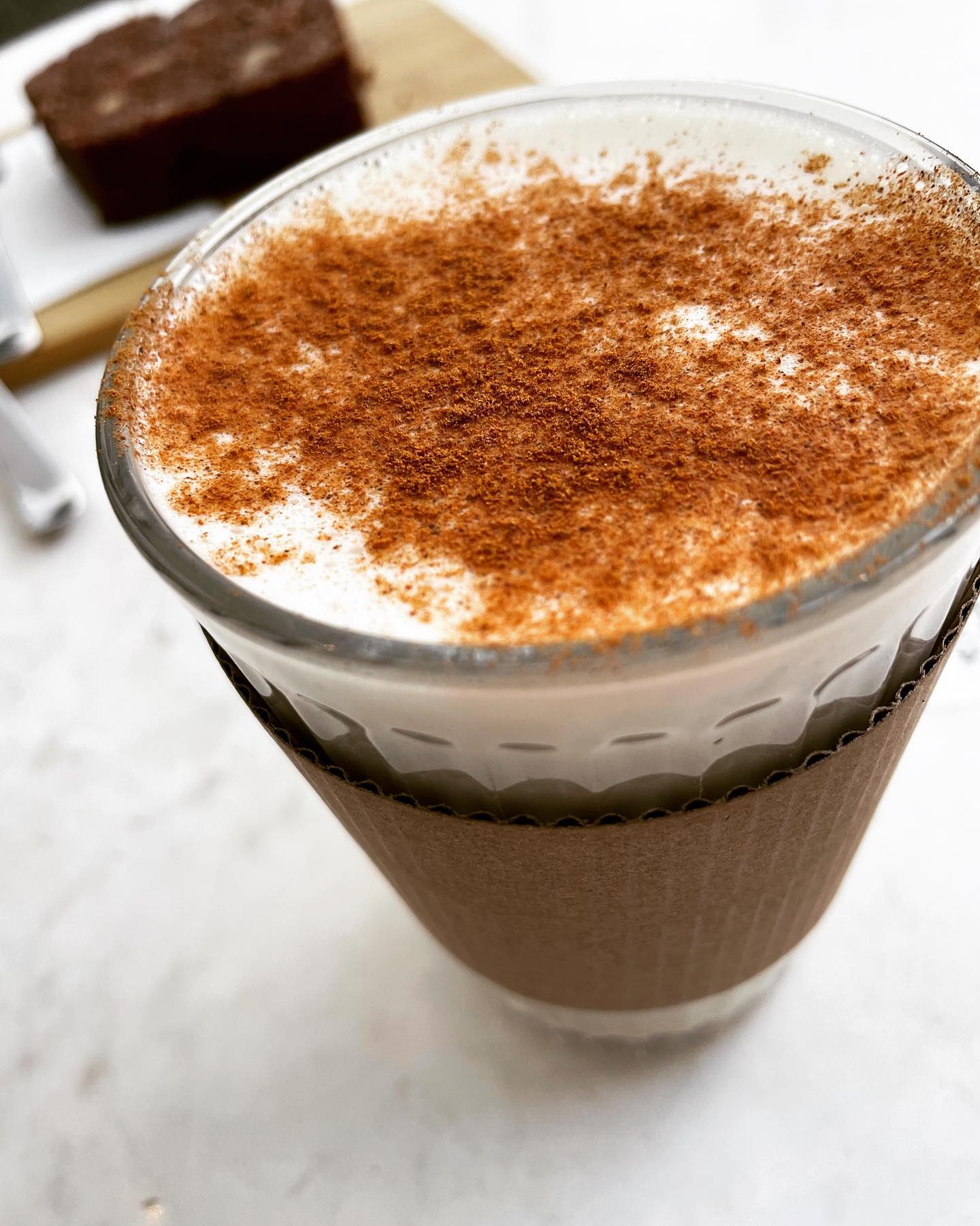 Was bedeutet für dich Gesundheit?
Durch meine persönliche Geschichte und meine Ausbildung zur ernährungspsychologischen Beraterin habe ich für mich eine neue Definition gefunden:
Gesundheit bedeutet Freiheit! ✨ Zu Essen, wie man möchte, wie es passt und Freude macht. Wir sind zu häufig auf der Suche nach "Regeln" für das ultimative gesunde Leben 🤦♀️ Dabei verlieren wir komplett unsere Fähigkeit, auf den Körper zu hören und unserem Gefühl zu vertrauen - intuitiv zu wählen!
In unserem Alltag geht es oft darum, wieder lernen zu geniessen, ohne Schuldgefühle - sich zu gönnen, sich zu erlauben, frei zu sein und alle Ängste und Regeln mal gehen zu lassen 🙏🏻
Manchmal ist es gesünder, ein Stück Kuchen 🍰 zu essen, als eine "gesunde Mahlzeit" die wir nicht geniessen und uns, ganz ehrlich, nicht mal schmeckt. 
➡️Keine Nahrung ist per se "schlecht"
Wenn wir sie geniessen, zieht sich unser Körper daraus, was er braucht.
Wünschst auch du dir wieder ein Stück Freiheit und einen entspannteren Umgang mit dem Essen? Gerne helfe ich dir dabei, step by step wieder die Balance zu finden 🤍
#ernährung #ernährungsberatung #ernährungsberatungzürich #ernährungspsychologie #coaching #gesundheit #freiheit #körperliebe #vertrauen #genuss #intuitiv #balance