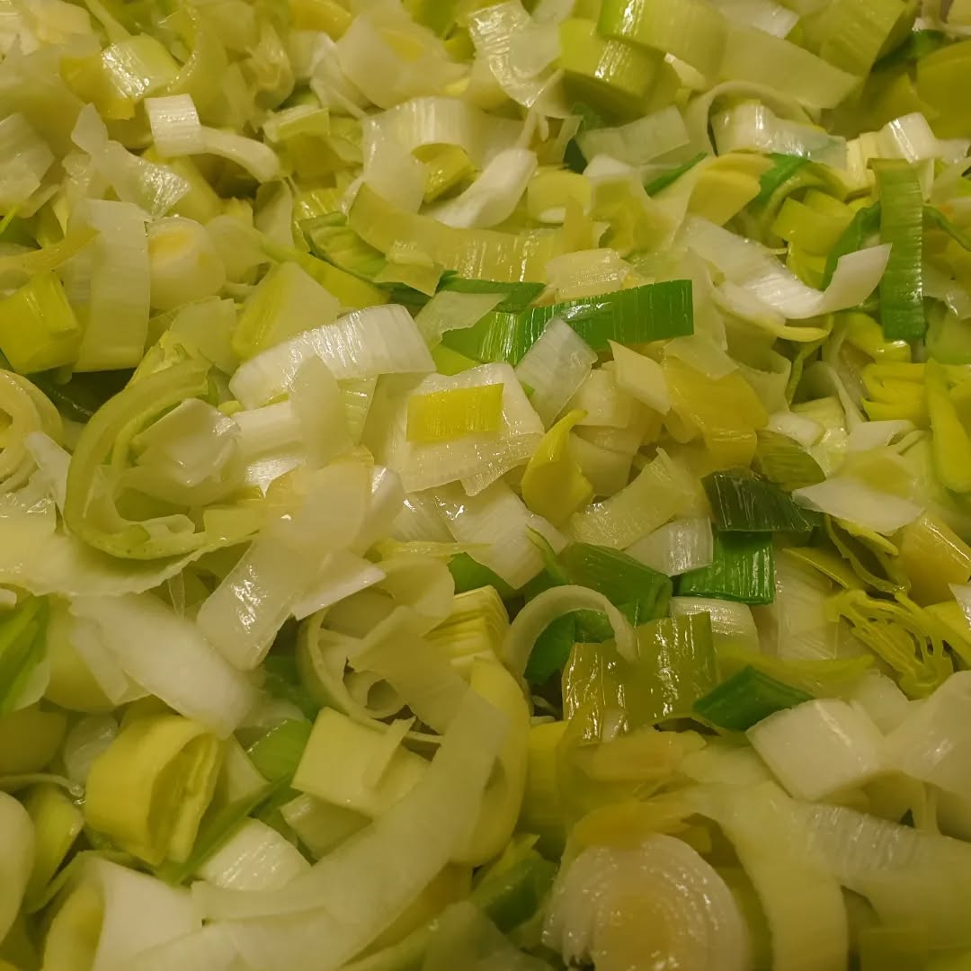 À LA FAVEUR DE L'AUTOMNE 🍁
1. Les couleurs de l'automne : poireaux et dégradé de verts 💚
2. Déjà près de 150 cadeaux distribués depuis la semaine d'anniversaire de Plume : formules, plats, granolas, desserts, cookies, etc....100% des gagnants ont participé 🎁
3. Le gratin dauphinois réconfortant aux saucisses fumées au bois de hêtre @charcuteriebegein et à la crème et au au lait @bleublanccoeur 🥔
4. Le tip's cuisine de la semaine : les épices se torréfient ! Il ne faut pas les rajouter à la fin mais au tout début pour des saveurs amplifiées 😋🤤
5. Créer les menus de la semaine...le plaisir de plonger son nez dans les livres de recettes à l'ancienne 📚
6. Livraison des fruits et légumes frais et locaux pour la semaine 🍎🍐
À la semaine prochaine
On vous attend 😙
.
.
.
.
.
.
.
.
#cuisine #legumesdesaison #producteurs #anniversaire #cadeaux #recettes #livres #nuancesdevert #automne #gratindauphinois #épices #AuBonEndroit