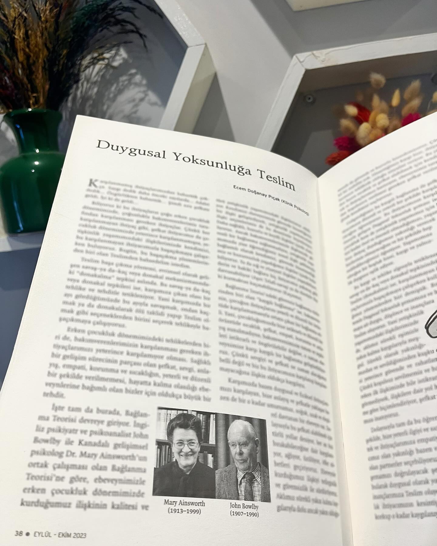 @iyi_hissetmek_dergi sinin yeni sayisi ciktii 🌱 konumuz “sefkat”
🎈Ben de bu sayida, Bridget Jones ve Carrie Bradshaw uzerinden sefkat ihtiyacimizin yeterince karsilanmamasiyla gelistirdigimiz “Duygusal Yoksunluk” semasini ve kaygili baglanmayi anlattim.
🌱Umarim keyifli bir okuma olur sizler icin. Dergiye @psikonet yayinlari, @remzikitabevi ve @penguen.kitabevi subelerinden ulasabilirsiniz.
#psikoloji #şematerapi #duygusalyoksunluk #sefkat #kaygılıbağlanma #iyihissetmek #iyihissetmekdergi #psikonetyayınları #carriebradshaw #bridgetjones #filmanalizi #kitapönerisi