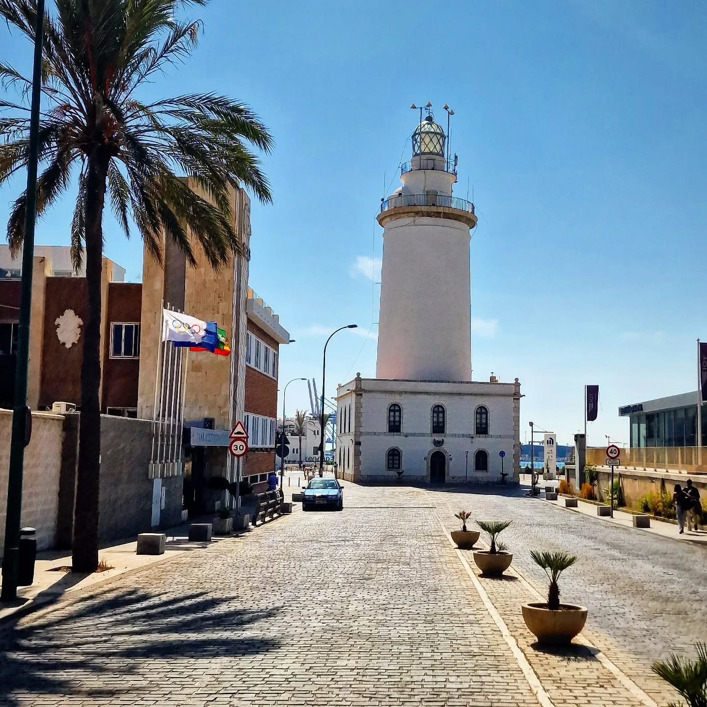 📍 Paseo de la Farola
⁉️ La Farola de Málaga - su construcción finalizó en 1817, estando entonces situado en la entrada del Puerto de Málaga. La Farola de Málaga constituye un símbolo de la ciudad y da nombre al paseo marítimo donde se encuentra.
.
.
.
.
.
.
#lovingmalaga #malaga #malagalife #malagaturismo #malagaspain #málaga #malagatoday #andalucia #ckmalagalife #ok_malaga #ok_andalucia #españa #spain #estaes_malaga #visitspain #visitmalaga #costadelsol #ok_spain #photosofmalaga #malagaconacento #spain_all_pics #lateandalucia #travel #travelphotography #livelovespain #latemalaga #enamoratedemalaga #objetivoandalucia #latildedemalaga