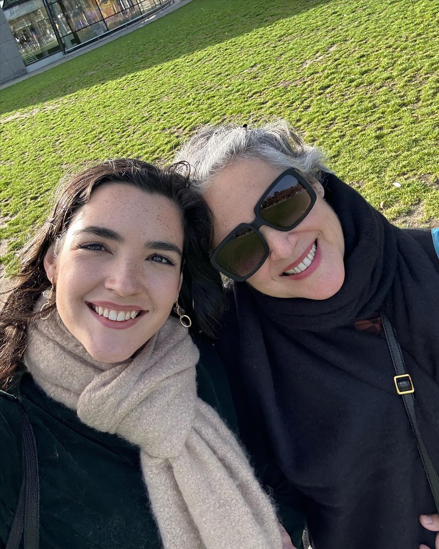 Spent the past week exploring London / showing my favorite guest around Amsterdam / recording a lot of singing / running a half marathon ✨ I’m the luckiest daughter out there to have this mama by my side ❤️