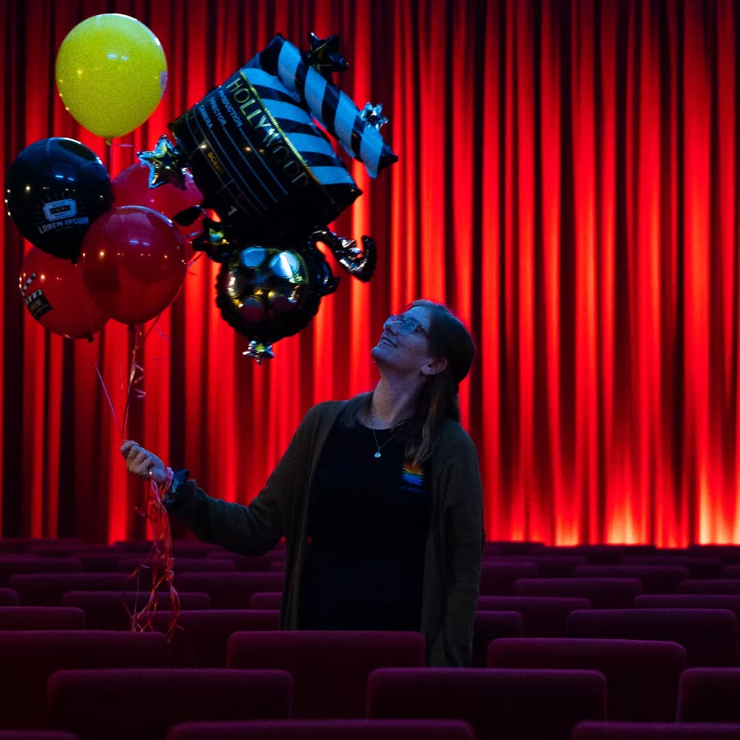 🌻🖤
Am Samstag haben furchtbar großartige Menschen in meinem Leben eine Überraschungsrelease Party für mich und Popcorn geschmissen.
Mein Herz schmilzt immer noch vor Liebe, wenn ich daran denke.
Danke. Danke für alles 🥺🖤
Eventuell bastel ich noch ein Reel aus allem, sobald der FBM Wahnsinn durchbist. Falls ihr da Lust drauf hättet?
#bookishlove #bücherwurm #bookiesupport #booklover #buchliebe #bookiesunited #bookstagram #bookstagramgermany #bookaholic #bookaddict #writingcommunity #wannabewriter #writing #romance #debüt #popcorn #saltypopcornnights #saltypopcornandsweetnights #veröffentlichung #lisamarijkegosink #weltenbaumverlag #verlag #creative #autorin #autorenleben #releaseparty