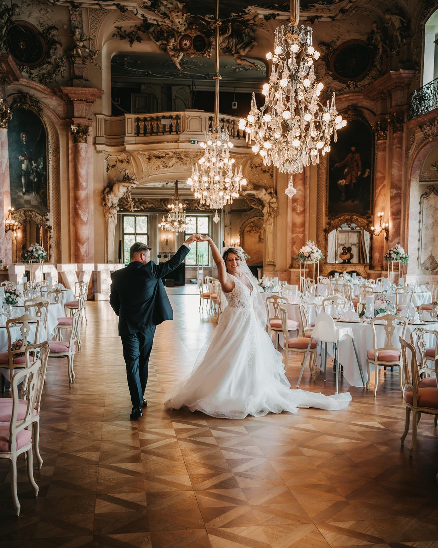 💡Tipp für den Hochzeitstag 💡
Schafft euch zwischendurch immer mal wieder intime Momente, in denen ihr nur zu zweit seid und den Augenblick gemeinsam realisieren könnt. Eine super Gelegenheit ist zum Beispiel kurz vor der offiziellen Saaleröffnung - betretet den Saal nur für euch, werft einen Blick auf die wundervollen Details, lasst die Anspannung des bisherigen Tages sacken und tauscht euch über eure Gedanken und Gefühle aus, bevor eure Gäste den Saal mit Leben füllen.. 🤍
Wenn der Moment dann noch so toll fotografisch festgehalten wird wie hier, habt ihr eine ganz besondere Erinnerung für die Ewigkeit. ♾️
Foto: @creative_lovestories
Location: @schlossbueckeburg
Deko: @dekoverleih_hoch.zeit