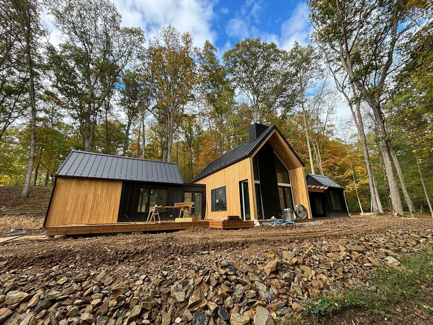 Villa Rock @hugga_inthehills nearing completion and quite striking under the fall canopy and skies above. 🍂❤️🍂❤️ #hockinghills #luxuryvillas #authenticarchitecture