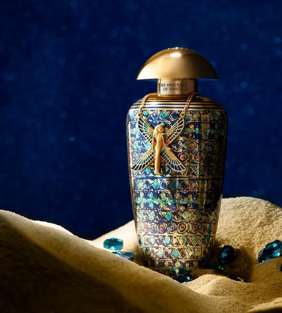 Queen of The Night è il nuovo Eau de Parfum Concentrèe ispirato alla regina di Nubia. L'elegante e sofisticato flacone è caratterizzato da tre colori principali: il blu, che ricorda la dea Nut, l'oro, emblema della vita e della rinascita, e il rosso, ricorrente nella storia veneziana, come simbolo di nobiltà. Dolcemente miscelata con le delicate note floreali del loto blu e rifinita con l'essenza calda e invitante della cannella, Queen of The Night è la fragranza che vi trasporterà nell'antico Egitto
.
#queenofthenight #themerchantofvenice #profumerialorenzi #lorenzi1924 #profumeriaartistica #profumeriadinicchia #egitto #nut #profumo #parfum #lotoblu #loto #cannella #eaudeparfum