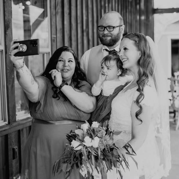Photo of a selfie??
Hell, yeah!
These are some of my favorite pics to get from photographers.
Photo by @mb.photofilm
@cassidyeames
#utahofficiant #weddingwireofficiant #weddingofficiant