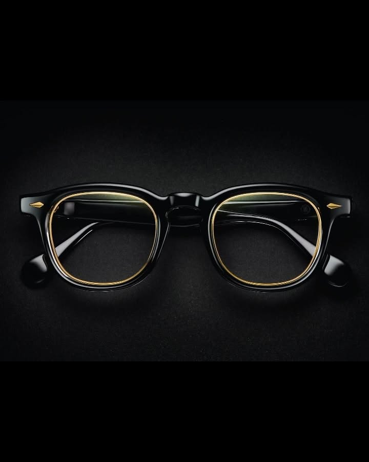 Nouvelle TVR 504X , une plaque d'acetate de 8 mm et des finitions sublimes !
😲😍
#tvropt#frame#japan#luxury#acetate#titane#opticien#glasses#handmade#sabae