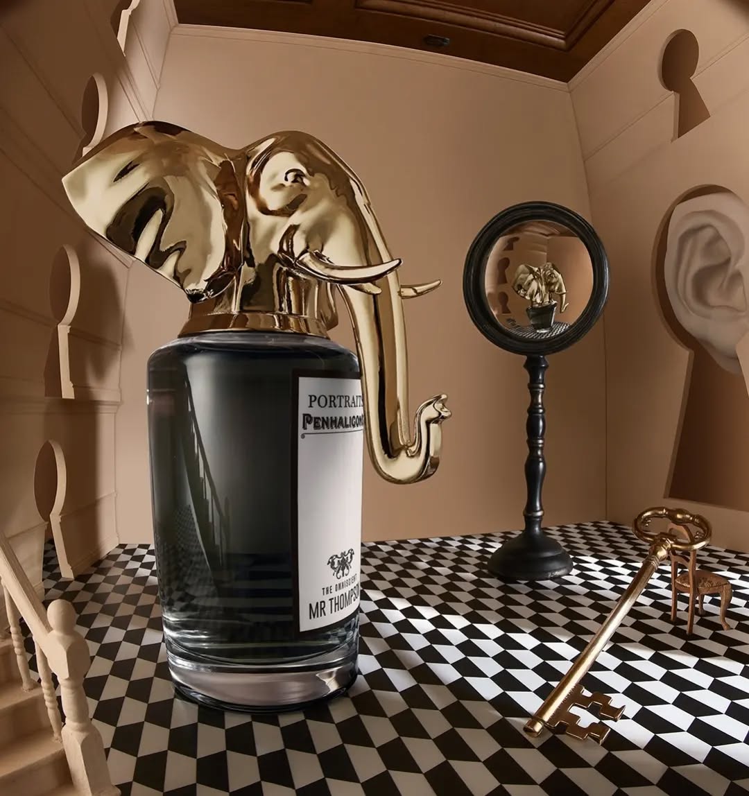 Un nuovo membro si è aggiunto all' intricata famiglia Penhaligon's: con sentori affumicati di #rum e #cuoio smussati da #vaniglia e latte di sesamo, Mr Thompson è rassicurante in ogni momento, oltre a primeggiare nell’arte dello spionaggio.
.
#profumerialorenzi #lorenzi #profumeriadinicchia #profumeriaartistica #paolosarpimilano #profumeriamilano #botteghestorichemilano #thompson #mrthompson #penhaligons #portrait #portraits #nicchia #profumeria #profumo #fragranza #profumodinicchia #profunoartistico #eaudeparfum