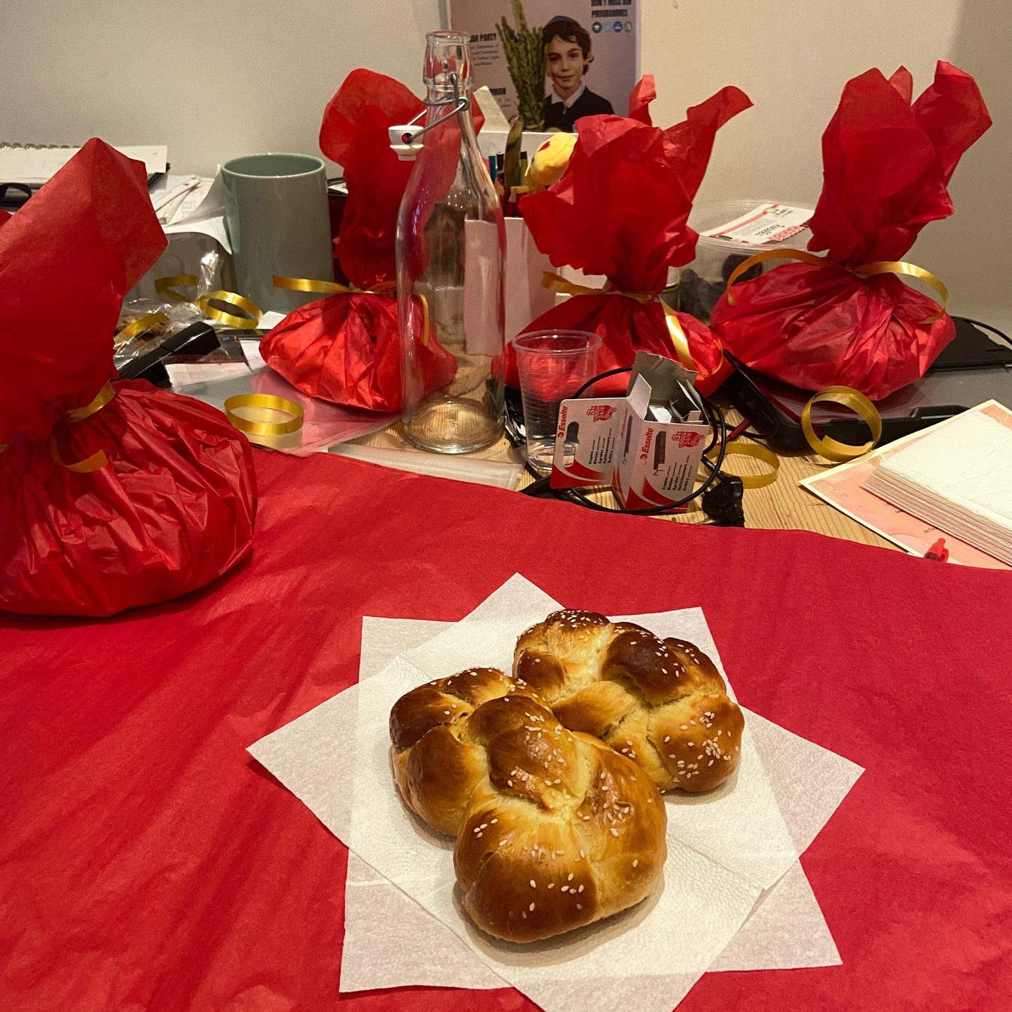 Tous les vendredis, nous préparons les paquet de Yachad, mais saviez-vous où et comment nous les préparions? Et oui, c'est à notre bureau, là où les idées fusent et la magie opère 🪄