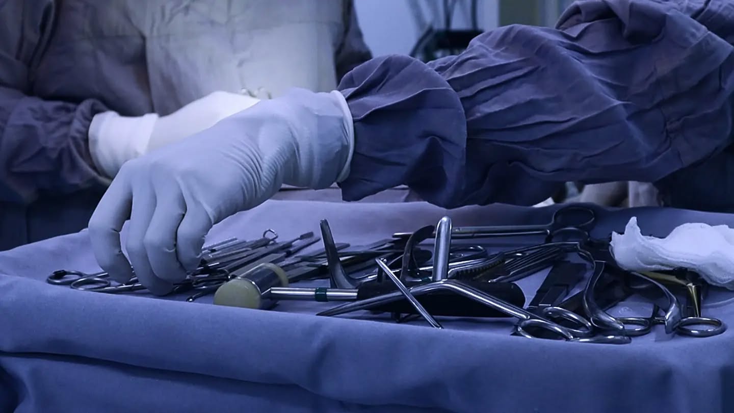 En tu publicidad como médico, evita mostrar herramientas afiladas, agujas o instrumentos médicos que harán que tus pacientes no acudan ni a una consulta de revisión.
🫂La población general teme a muchos procedimientos médicos.
Hay muchas maneras de generar una buena publicidad ✅👌
Fotografía por: Forum Marketing Médico/ Cirugía de una rinoplastia.