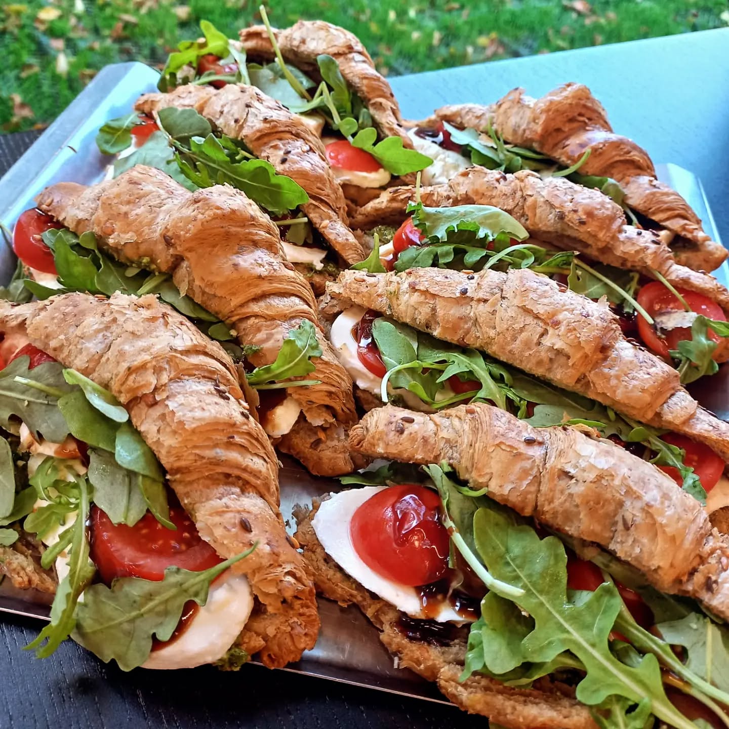 Novinka ve stálé nabídce - plněné croissanty 🤩 zatím caprese, další chystáme. Těšit se můžete např. na marinovaný losos, avokádo a vajíčko.
#croissant #caprese #snack #svacina #bistro #bistrovlastovka