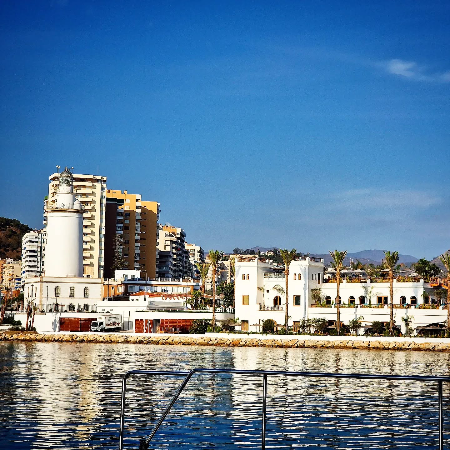 ❗️ La Farola de Málaga y @trocaderocasadebotes visto desde el mar 🌞
📍 De un encantador viaje en velero con @mundomarino_catamaranes_malaga ⛵️
.
.
.
.
.
#lovingmalaga #malaga #malagalife #malagaturismo #malagaspain #málaga #malagatoday #andalucia #ckmalagalife #ok_malaga #ok_andalucia #españa #spain #estaes_malaga #visitspain #visitmalaga #costadelsol #ok_spain #photosofmalaga #malagaconacento #spain_all_pics #lateandalucia #summervibes #travel #travelphotography #livelovespain #latemalaga #enamoratedemalaga #objetivoandalucia #latildedemalaga
