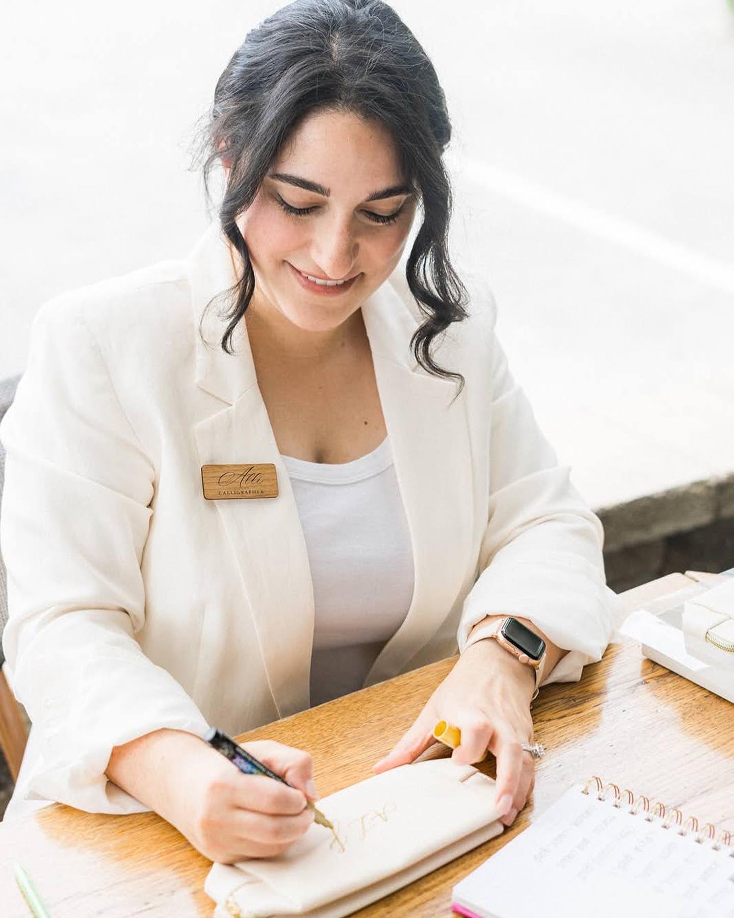 I love being a part of all of your special celebrations 🩵
Such a wonderful time at Lauren’s baby shower personalizing bags as favors for the guests. Big thanks to cutie Layla for showing hers off for the camera! And a moment for all the gorgeous details coordinated by @bybianca.co Thank you to Lauren & her family for having me!
On-site calligraphy is a special service I offer for brands & events, and makes your guests truly feel like VIPs. Let’s chat about how to bring an extra personal touch to your event (and get on my holiday season schedule!)
Photography: @francescamichettiphotography
Coordination: @bybianca.co
Venue: @estiarestaurant
#allicatcalligraphy #weddingcalligraphy #phillyinlove #phillycalligrapher #southjerseycalligrapher #phillywedding #southjerseywedding #calligraphy #pennsylvaniaweddings #babyshower #onsitecalligraphy #livecalligraphy #elevatedevents