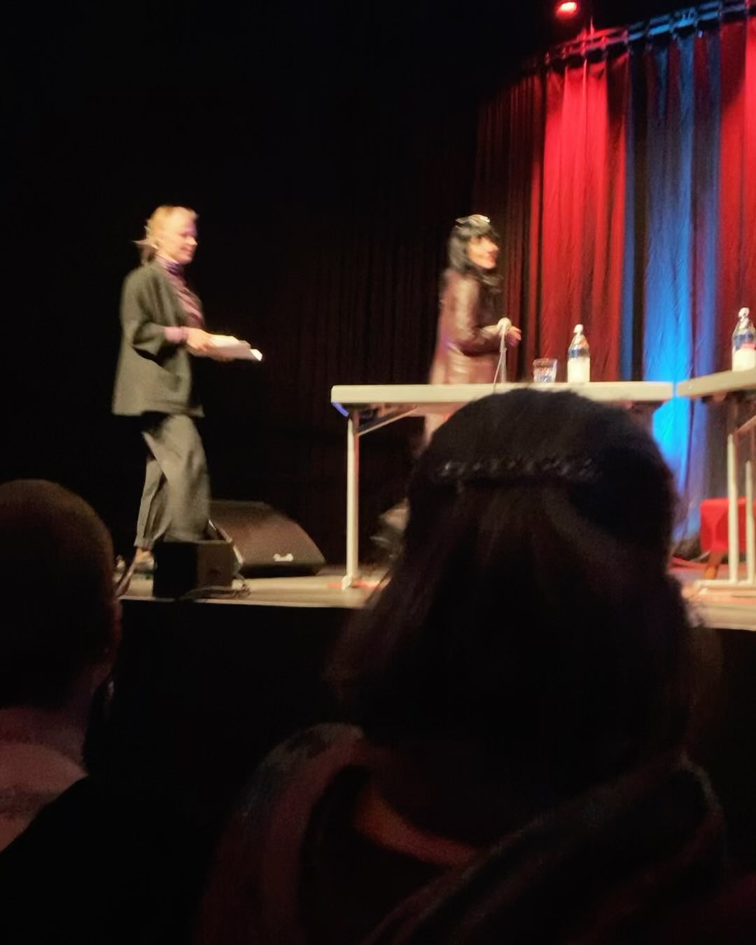 HABE IMMER NOCH 💚-KLOPFEN! Gestern Abend mit @seyda.kurt @ewerkfreiburg #hass Dieses Buch hat mich die letzten Wochen begleitet und ich habe so einige (Streit-) Gespräche und (innere) Widerstände erlebt und meine Ansichten zu Hass / hassen ganz radikal verändert. Das Buch hat mich herausgefordert, mich mit meiner eigenen Hass- und hassen- Sozialisation auseinanderzusetzen - dafür bin ich Şeyda Kurt sehr dankbar 💚 sie hat ein so vielschichtiges, kluges, cooles, wichtiges, aufrüttelndes, empathisches und aufwendig recherchiertes Buch geschrieben, dass einer kleinen Bibliothek gleicht. Es nennt unzählige Namen von Menschen und Organisationen, die den Widerstand leben (müssen/ wollen) damals und auch jetzt. Und es zeigt uns damit Optionen, mögliche Kämpfe und Lebensrealitäten. Was ich liebe: Es geht um Abolitionismus und transformative Gerechtigkeit und darum, dass Hass eben nicht DIE Antwort ist. Mein Lieblingsmoment: Mit Şeyda schwelgen 💚 weil das ist einfach nur Radikale Zärtlichkeit. 🧠👏💚💜Danke für Mut, Liebe, Hass & Verletzlichkeit! #lesung #moderation #hass #radikalezärtlichkeit #seydakurt #feminismus #abolitionismus #transformativejustice #schwelgen Danke für pics, hugs & love @sascia.bailer 💋 @mumukry 💋 @ultra.222 💋