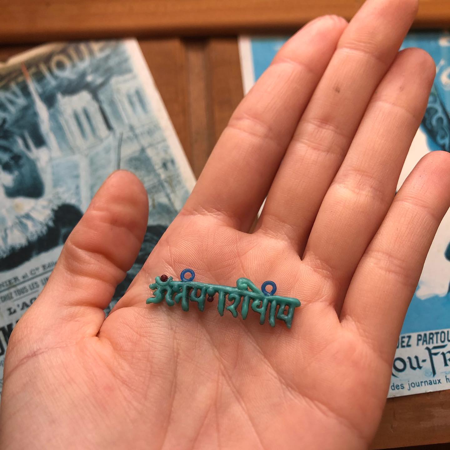 Trabajando en unas piezas que empecé hace un par de años. Parte del proceso de diseño, a parte de conectarse a la inspiración para que las ideas surjan, es también llevar a término las piezas, y que en el proceso algo no salga cómo te gustaría, porque sobre el papel es una cosa pero a la práctica los materiales actúan con personalidad propia y surgen cosas inesperadas por el camino.
En concreto, esta pieza del mantra Om namah Shivaya quedó débil , pensé en varias maneras de solucionarlo, con una base, pero me gustaba mucho sin la base y hoy quise volver a repetir el proceso trabajándolo de otro modo, para ver cómo quedaba más gruesa.
El resultado lo sabremos en unas semanas 🙏🏻😊 deseadme suerte!
#jewelry#jewelrydesign#design#jewelrydesigner #handmadejewelry #handmade #artesania#joyeriaartesanal #yogui#yogafrases #yoga #yogi #yogini#yogagirl #yogajewelry #yogajewels#mantra#omnamahshivaya #bhakti #kirtan#kirtanyoga