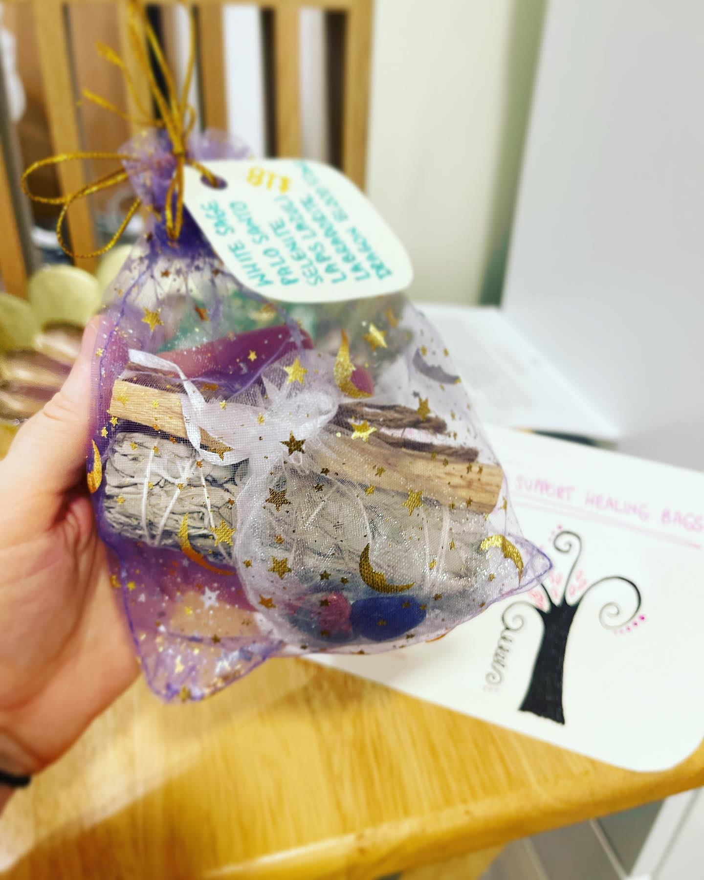 I'm loving these healing bags 🥰
✨✨✨this one in particular - white sage
✔️ Cleanse negative energy
✔️ Promote spiritual purification
✔️ Can reduce airborne bacteria
Found at @abaton_integrative_medicine @dominikas_healing_touch