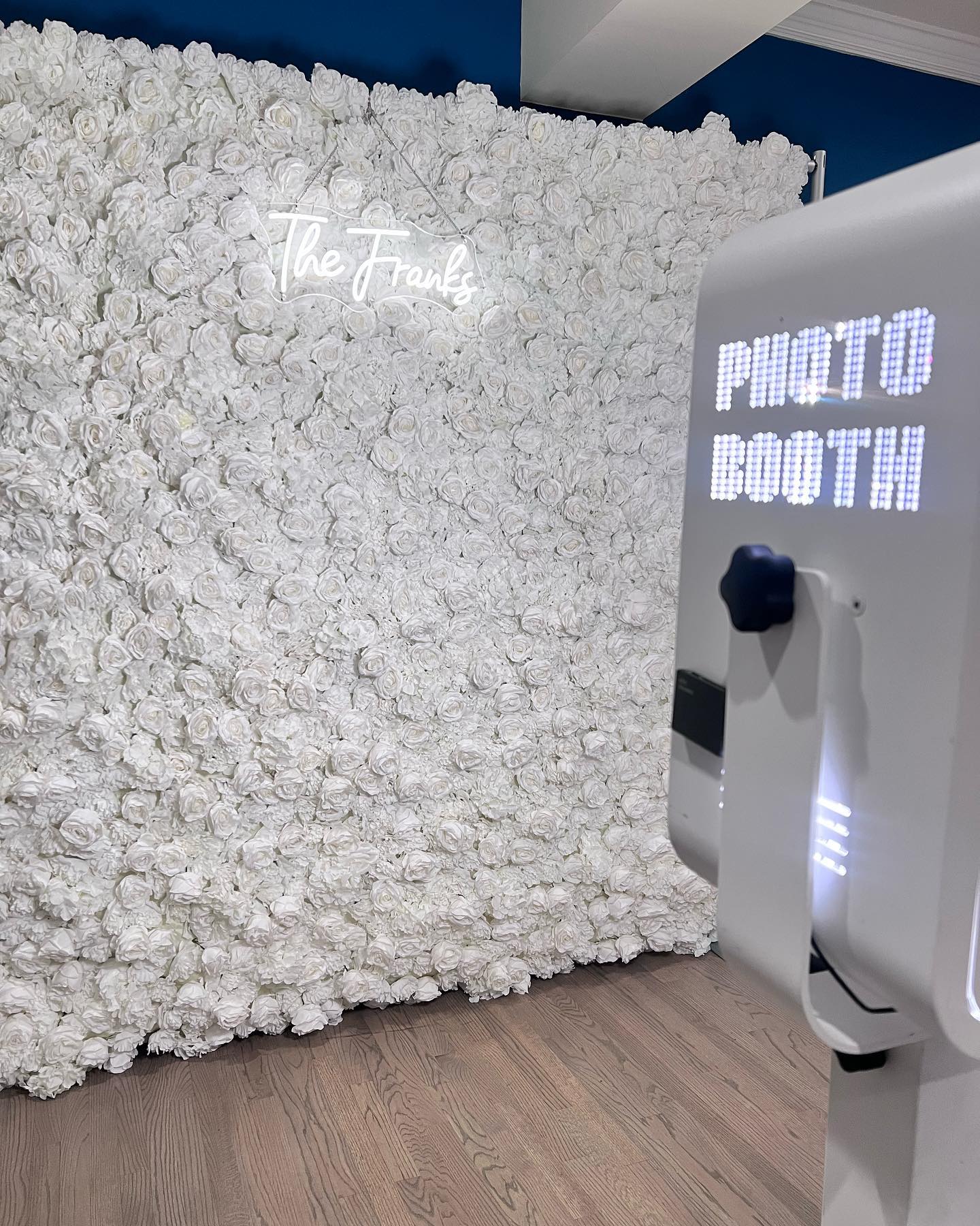 Perfect match 😍 photobooth + floral wall #photobooth #photoboothrentals #photoboothparty #photography #events #party #wallflowers #decoration