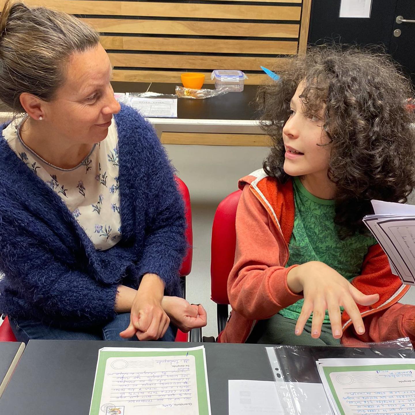 Comité editorial GATOPERRO en acción 💥
En nuestra cuarta sesión trabajamos intensamente en la selección de material para la revista, en la elaboración de nuevas secciones y encuestando a todo el @cecreavaldivia para el próximo número de GATOPERRO 😸🐶.
Ha sido un proceso de mucho disfrute y aprendizaje 😄 que sin duda se reflejará en la revista.
#revista #niñez #mascotas #perros #gatos #comiteeditorial