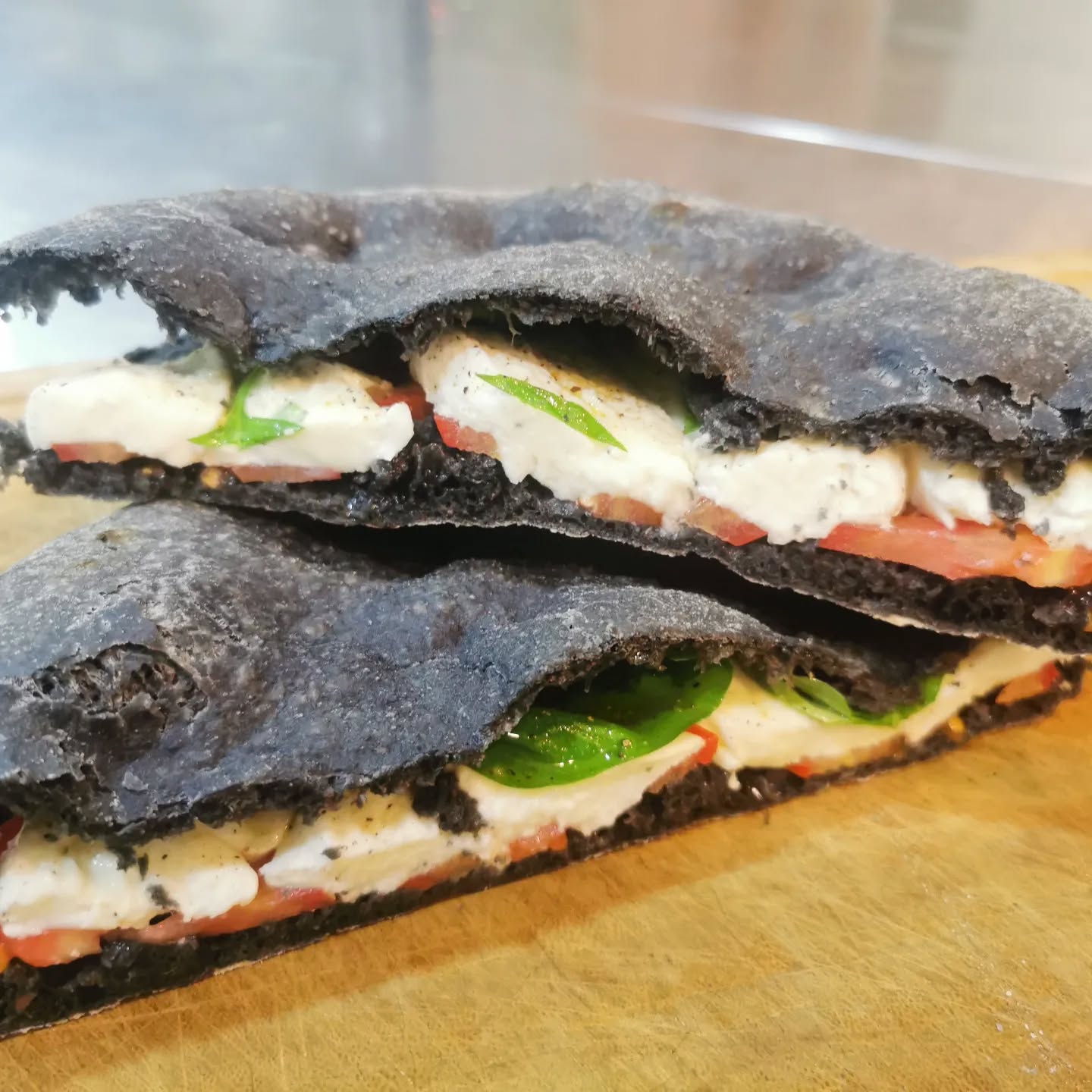 Pagnotella aktivkohle-Teig caprese mit Büffel Mozzarella