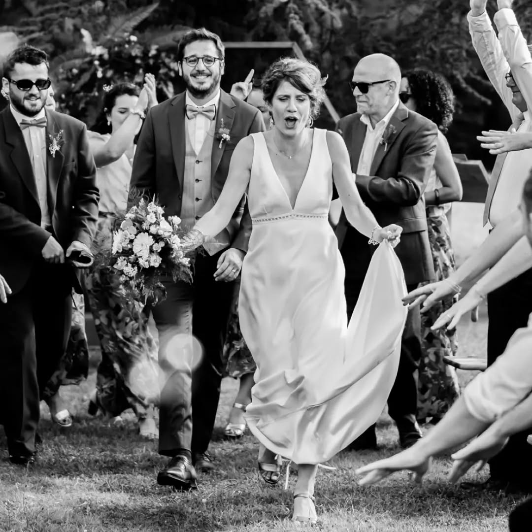 Sortie de cérémonie, bien entourés !
.
.
.
#mariage #wedding #photographemariage #ceremonielaïque #ceremoniemariage #sortiedesmariés #realsmomentsweddingphotography #weddingday #domaineduthiemay