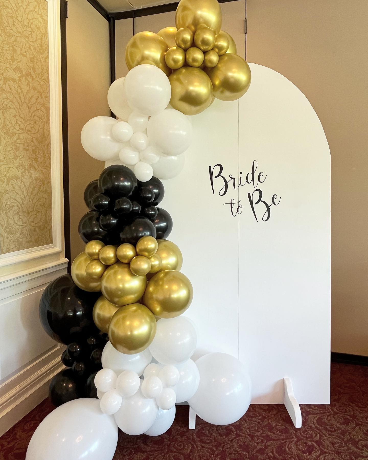 Roaring 20s Bride to Be 🤍✨
•
•
•
•
•
#bridalshower #weddingshower #roaring20s #greatgatsby #balloondecor #balloongarland #balloonbackdrop #bridalballoona