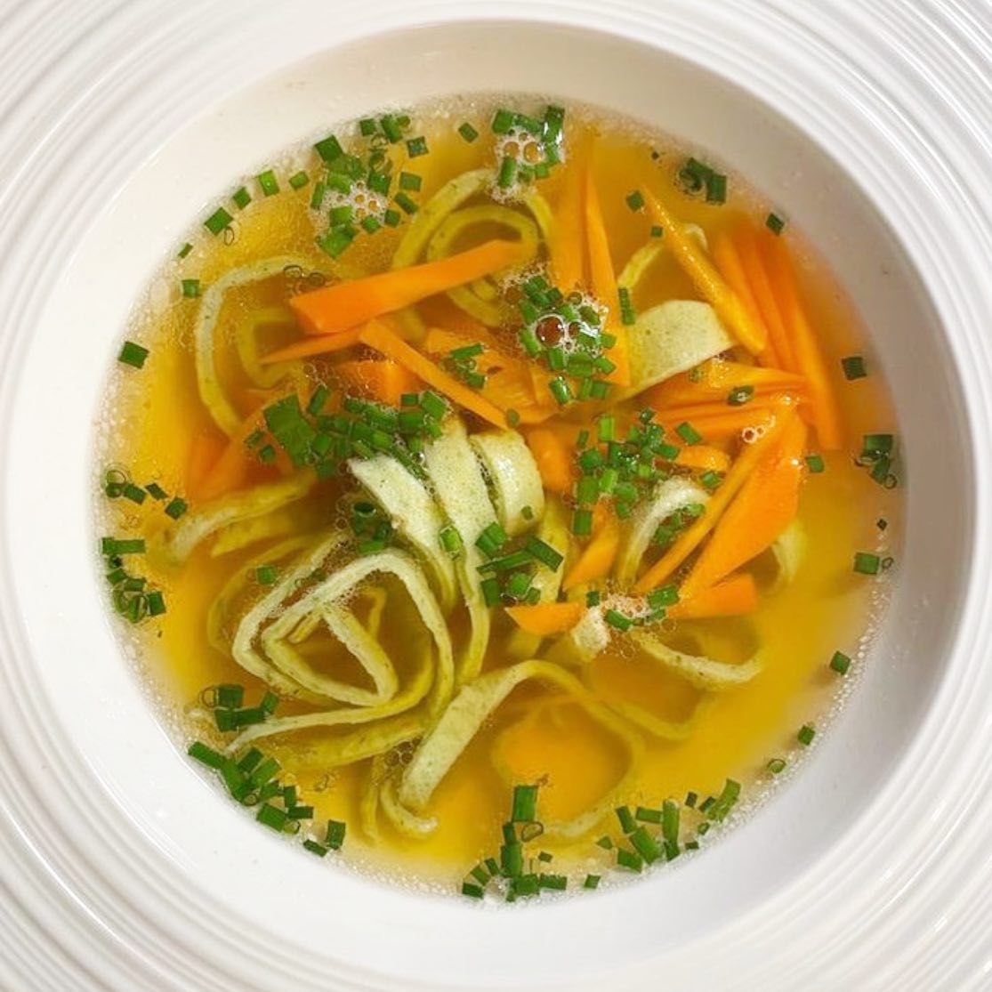 Unsere Frittatensuppe. Leckere Bouillon mit Streifen von Palatschinken. #suppe #österreich #gastro #münster